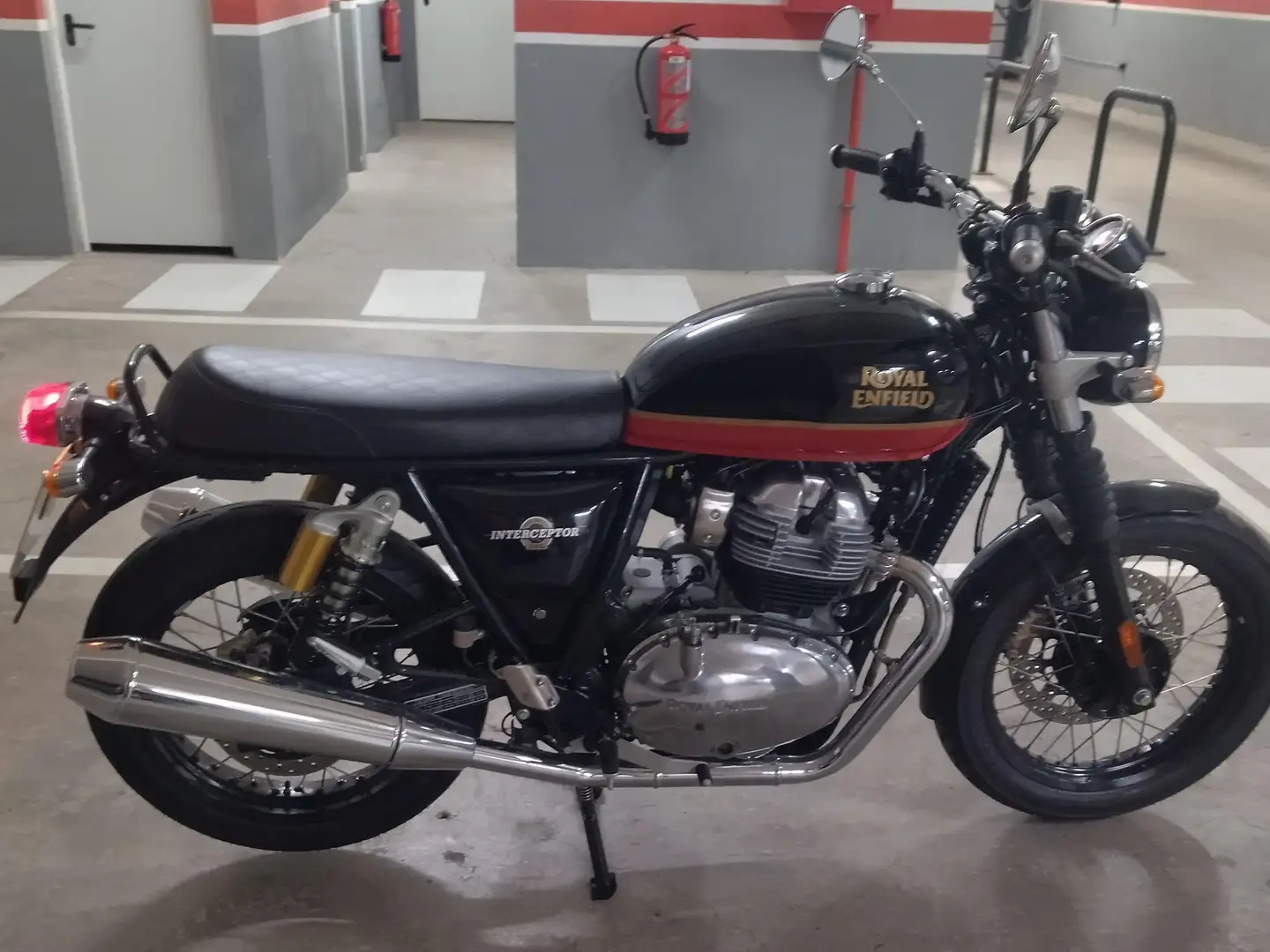 Royal Enfield Interceptor Black - 1