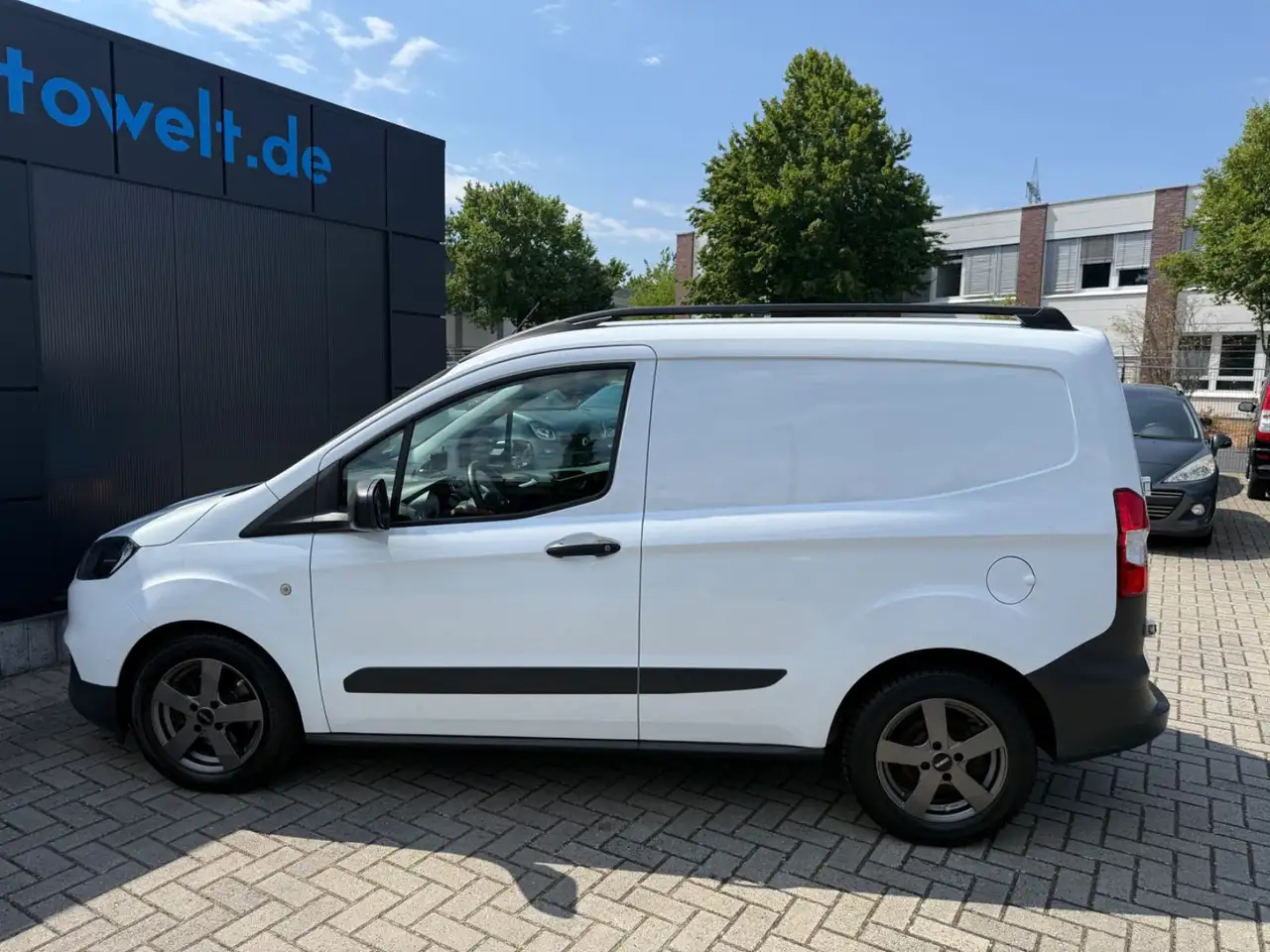 Ford Transit Courier Trend — photo 1 of 18