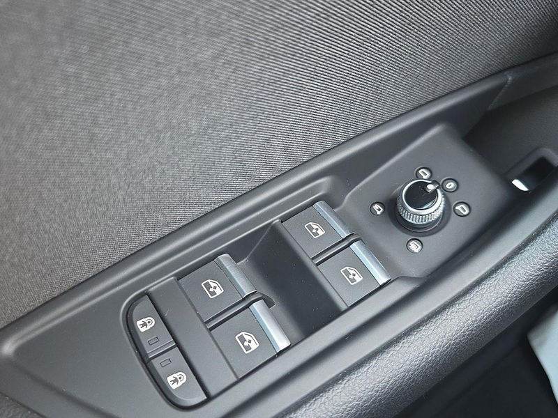 Audi A4 30 TDI S-TRON V-COCK S-DACH NAVI R-KAM AHK-VORB — photo 7