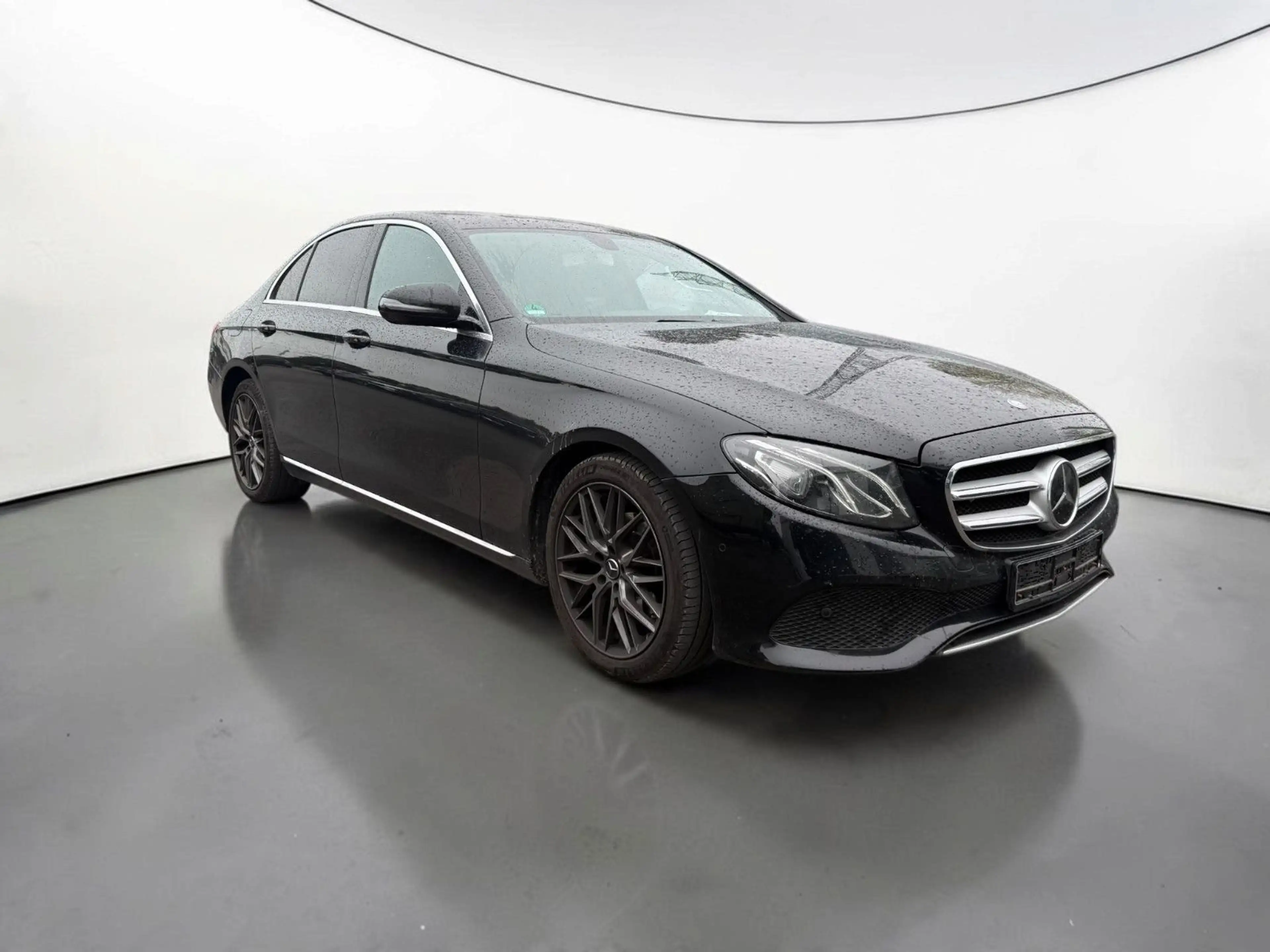 Mercedes-Benz E 220 d AVantgarde*ACC*Kamera*LED*12 Service* — photo 2