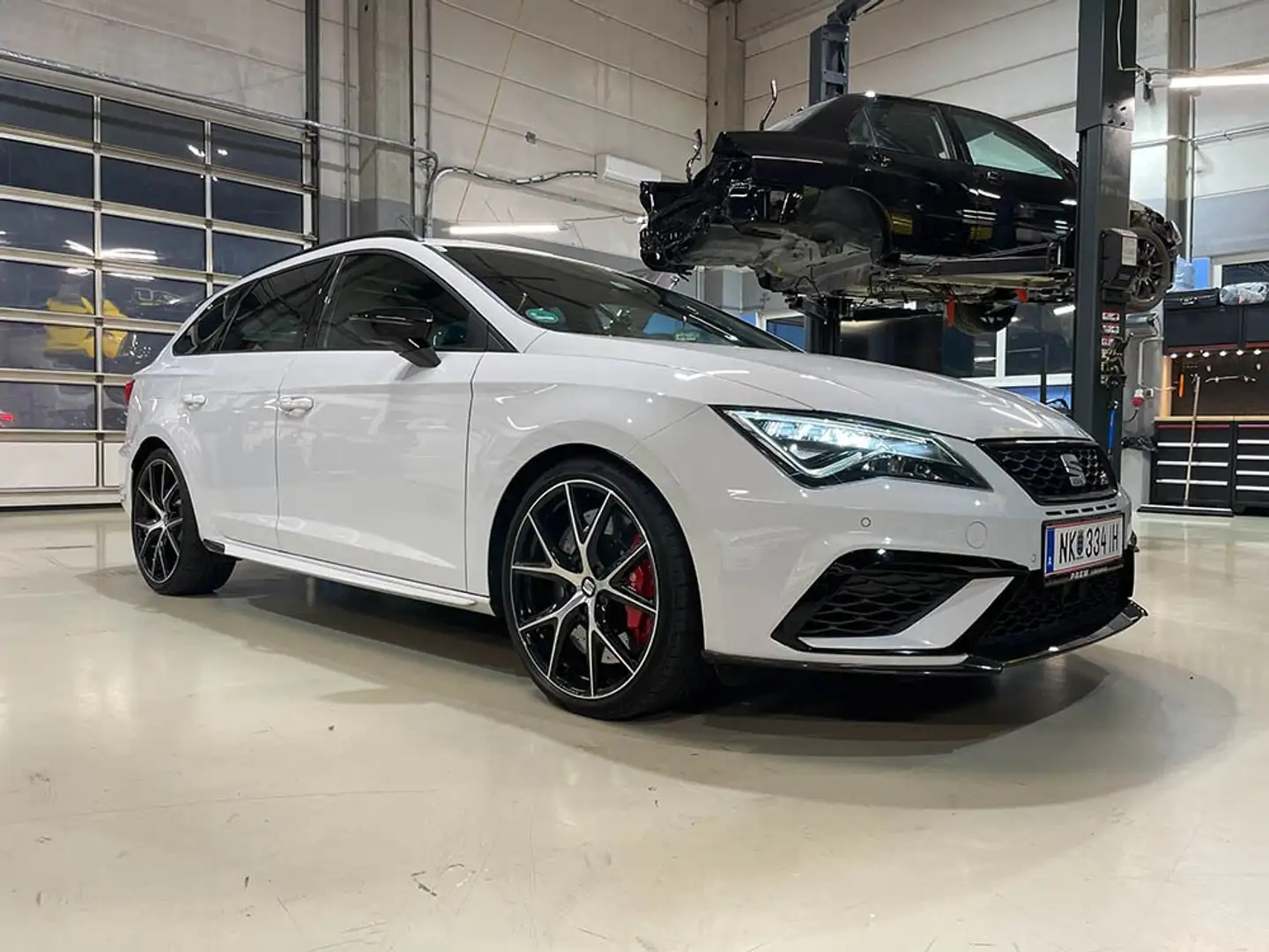SEAT Leon Leon ST Cupra 2,0 TSI Start-Stopp DSG Cupra Weiß - 2