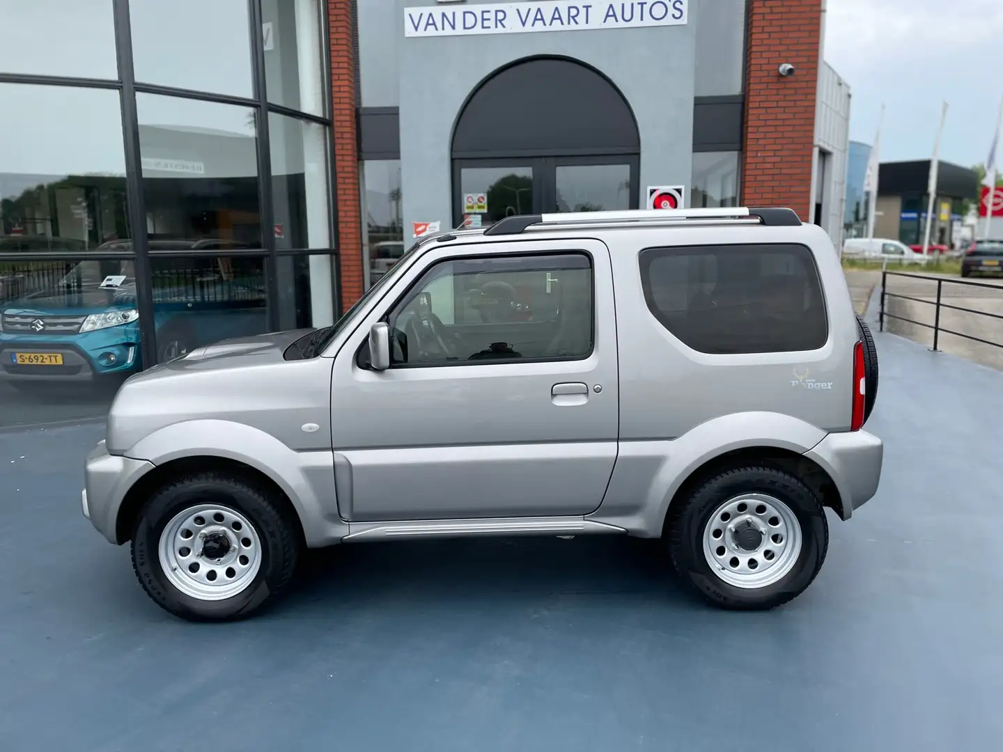 Suzuki Jimny 1.3 Exclusive 4x4 LEER STOLEVERWARMING AIRCO Grijs - 2