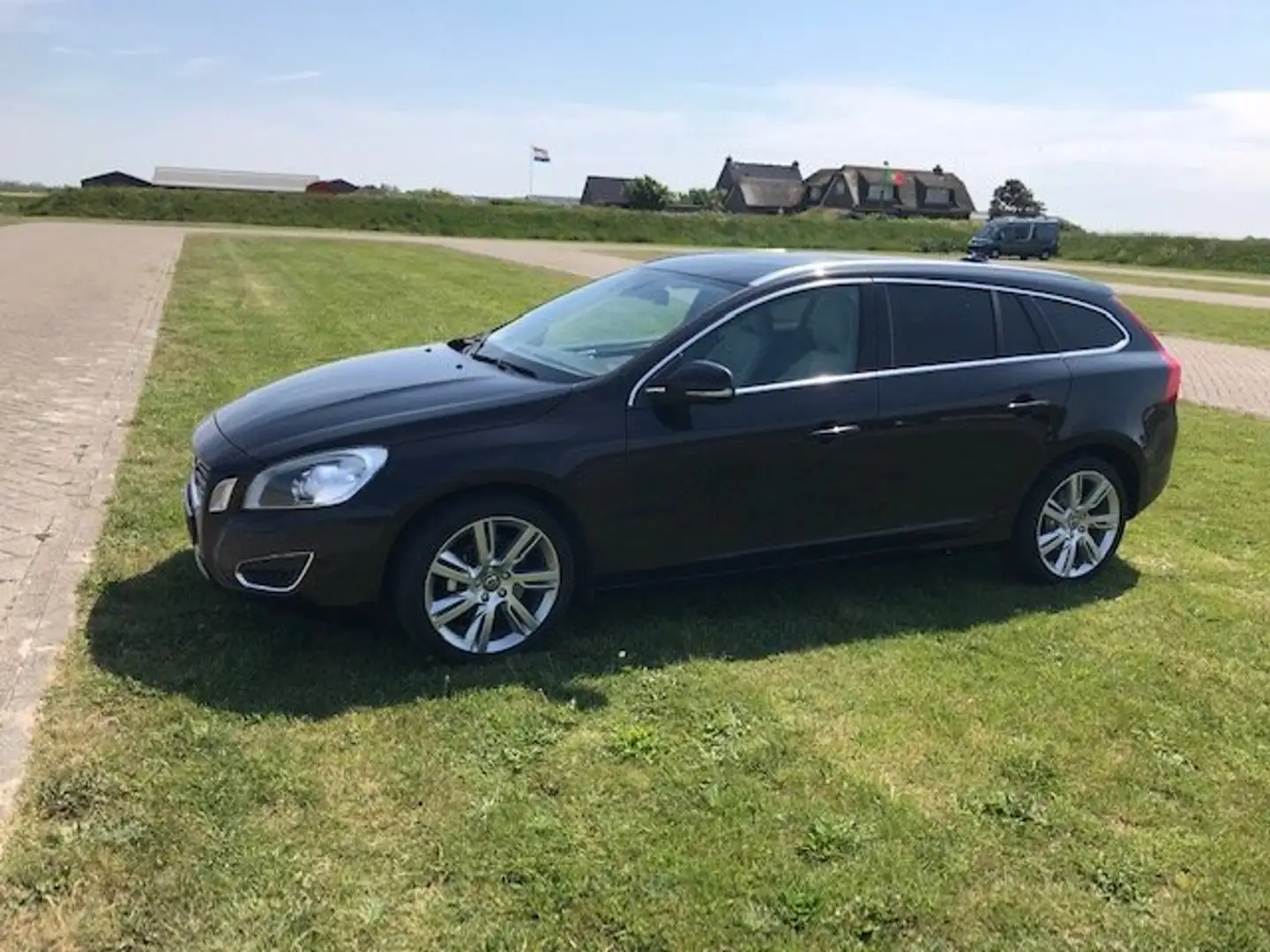 Volvo V60 V60 2.4 D5 AWD Summum Zwart - 1