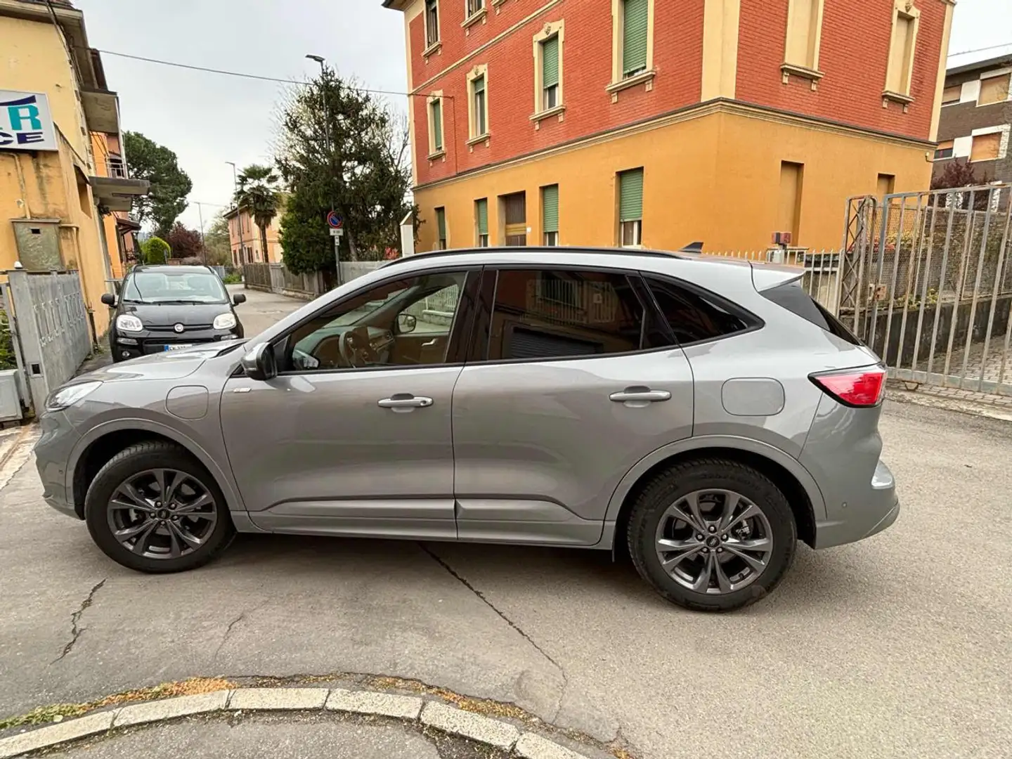 Ford Kuga 2.5 Full Hybrid 190 CV CVT 2WD ST-Line X Design Grijs - 2