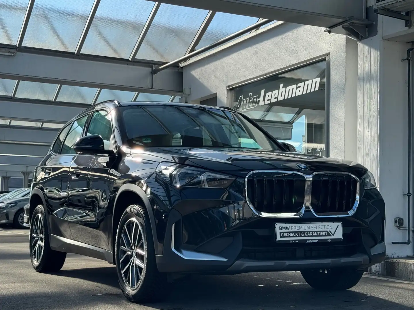 BMW X1 sDrive18i Anhängerkupplung/PremiumPaket Schwarz - 2