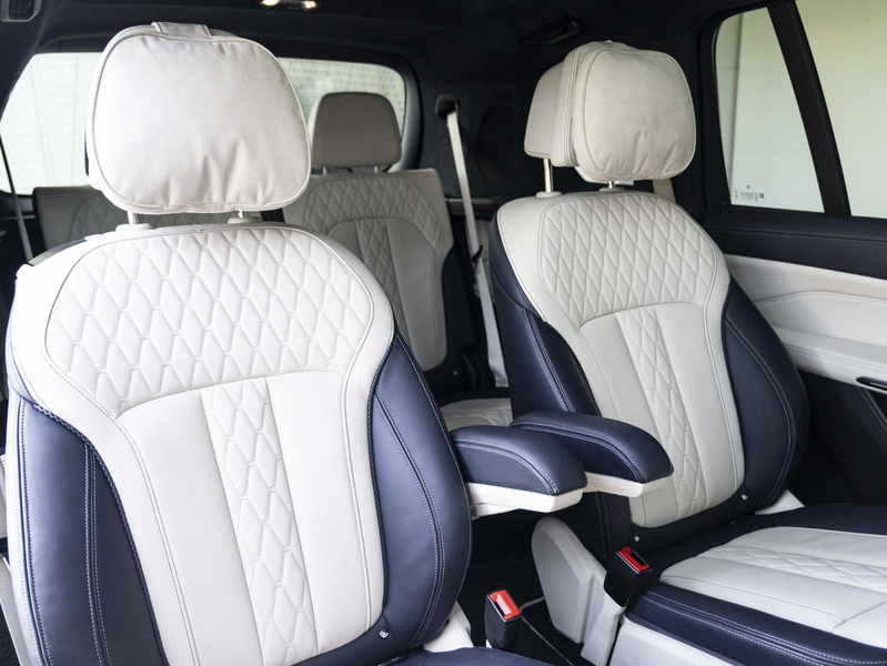 BMW X7 M50i | M Sportpakket | 22 inch | Executive Drive P — photo 11