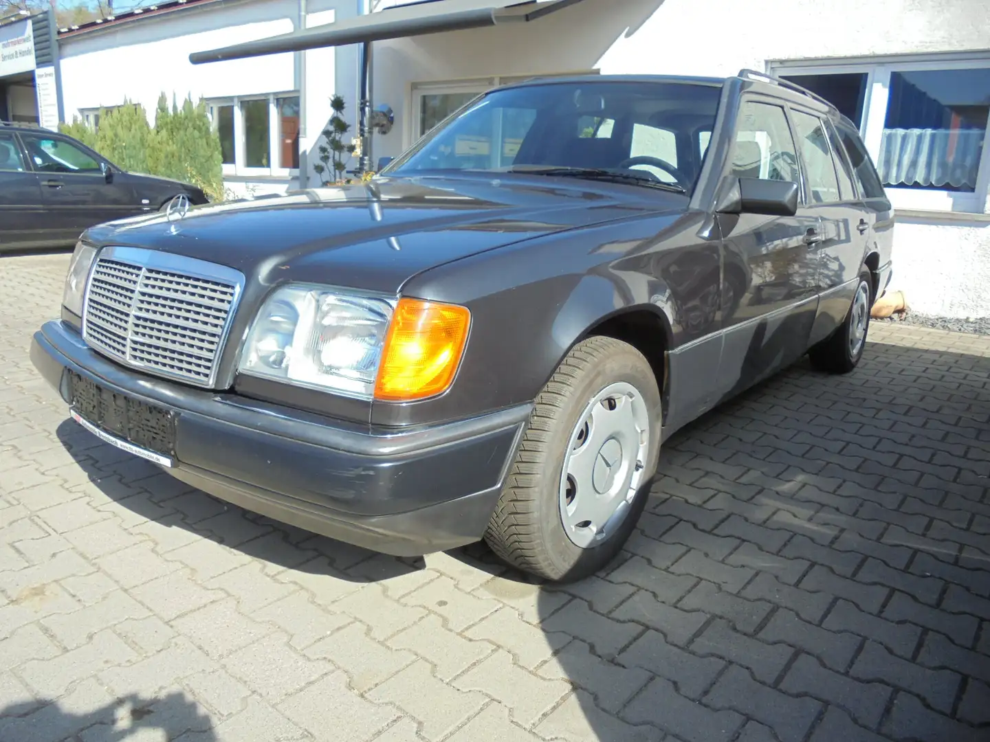 Mercedes-Benz E 200 T Černá - 1