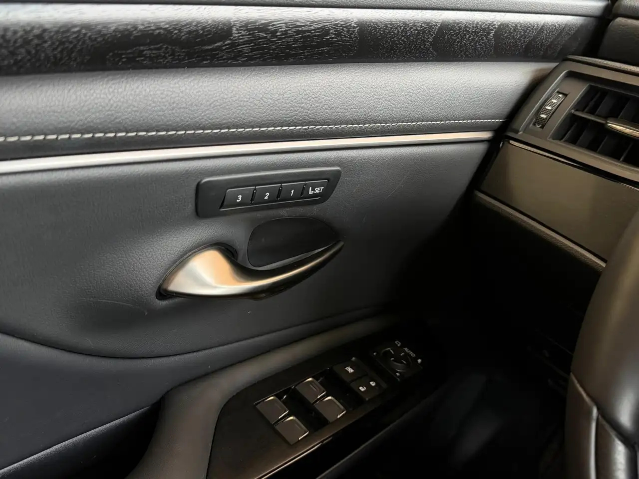 Lexus ES снимка Lexus ES