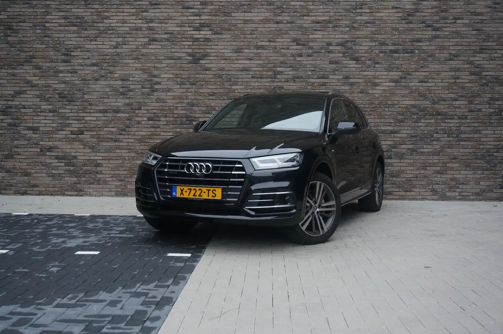 Audi Q5 55 TFSI e q. Comp. Zwart - 1