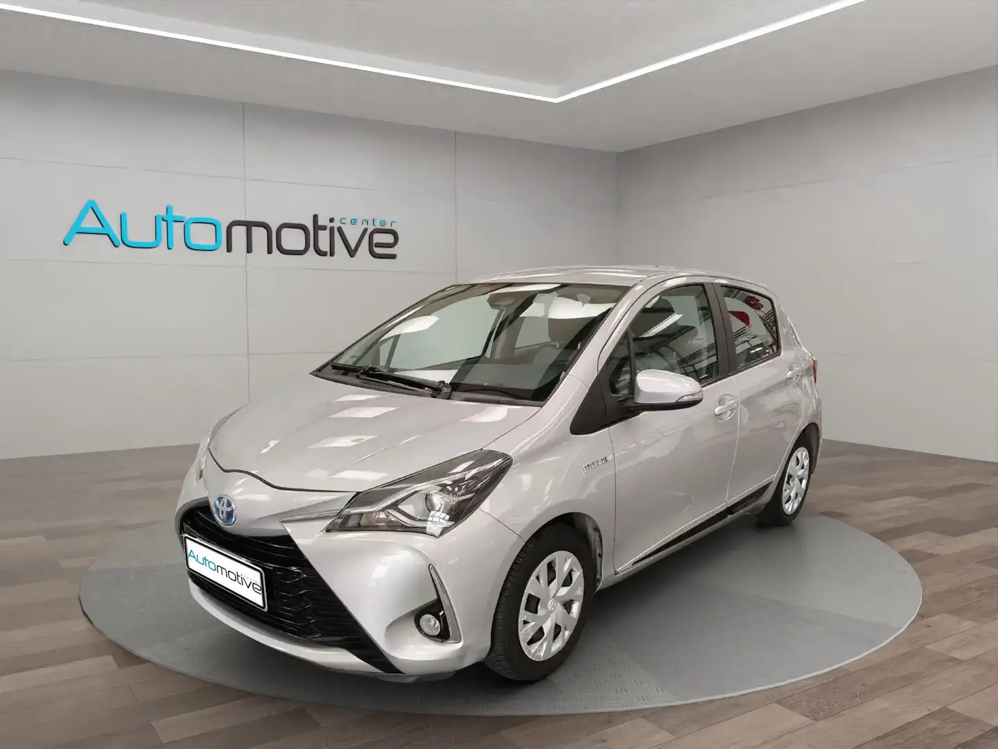 Toyota Yaris 2017 5p 1.5h Active my18 Silber - 1