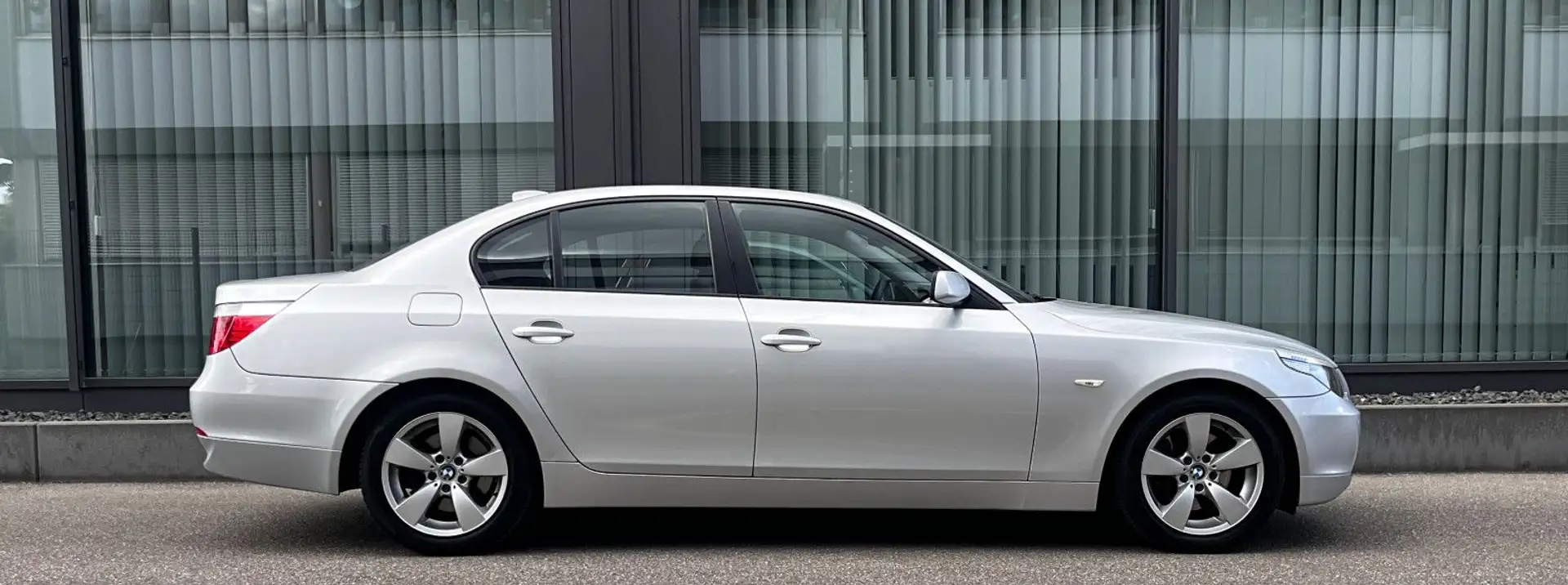 BMW 530 i Autom*Komfortsitze*AHK*Leder*Navi*Xenon* Silber - 2