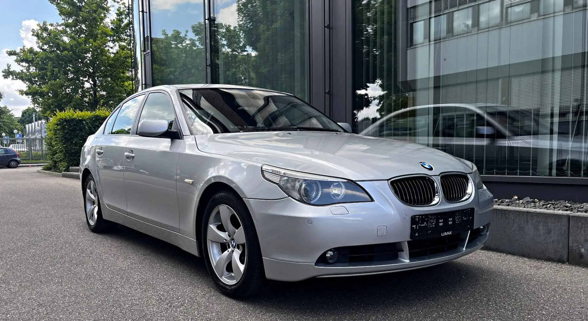 BMW 530 i Autom*Komfortsitze*AHK*Leder*Navi*Xenon* Silber - 1