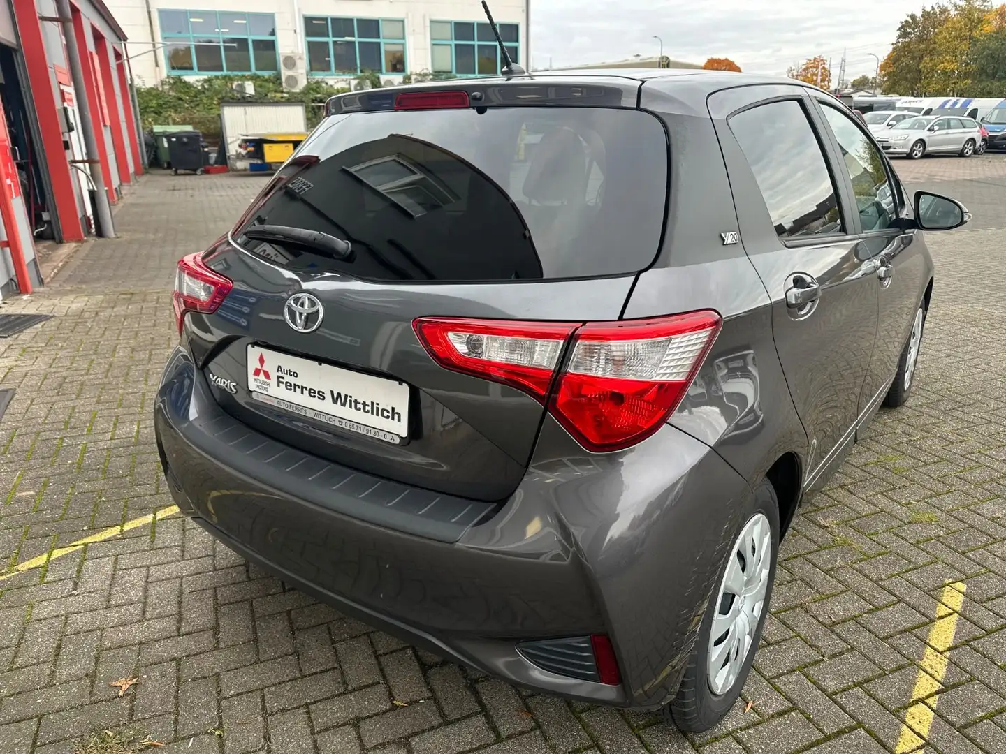 Toyota Yaris Y20 Club Grau - 2