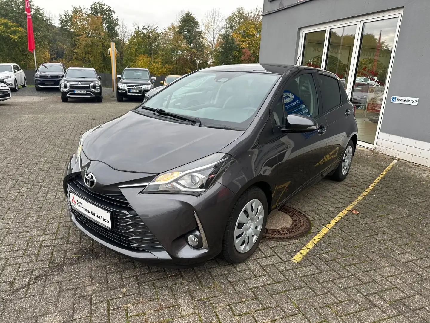 Toyota Yaris Y20 Club Grau - 1