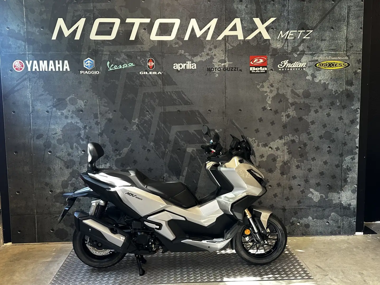 Honda ADV 350 Gris - 1