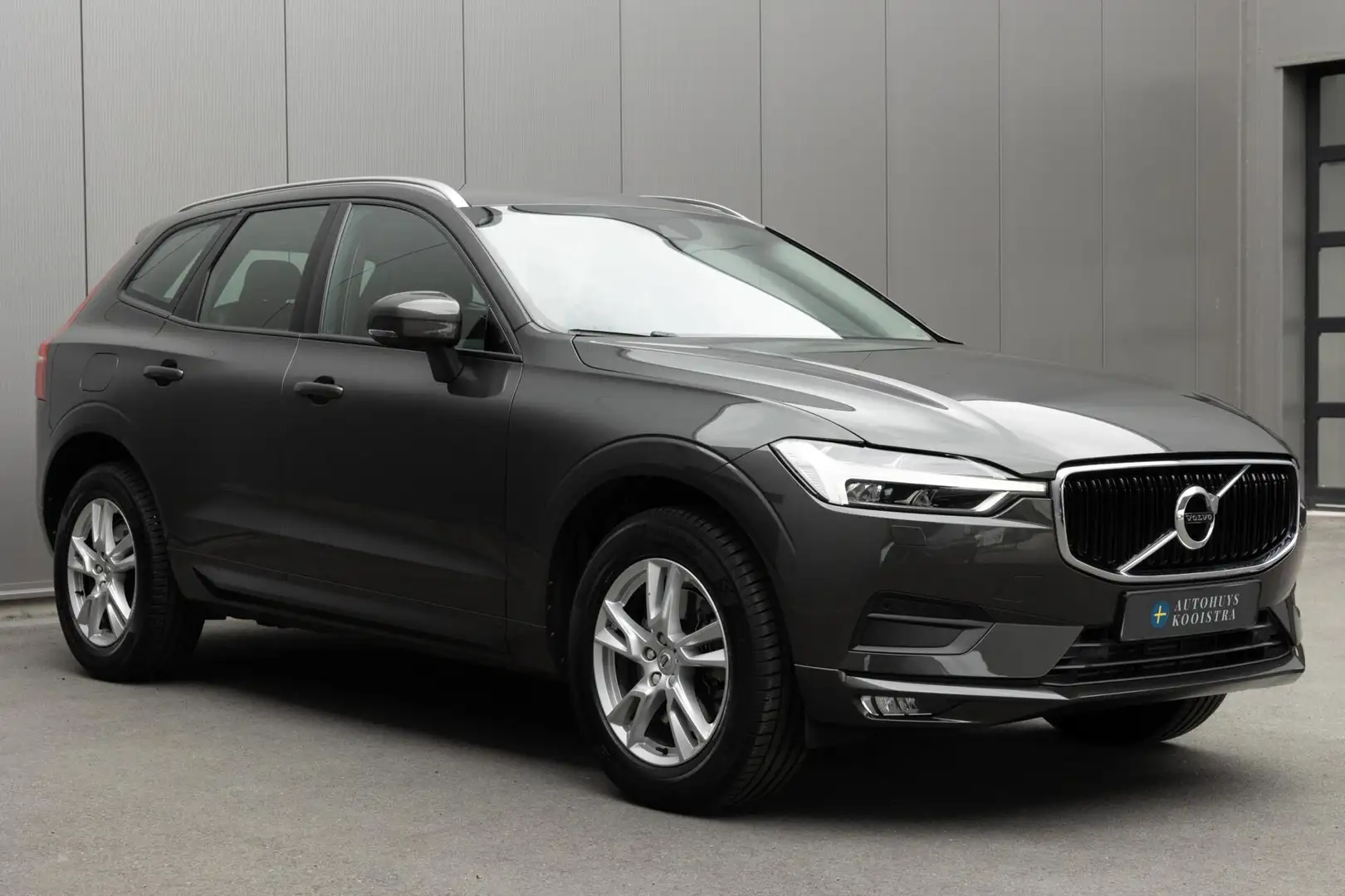 Volvo XC60 2.0 T5 Momentum Pro |DAB+|Leder|Car Play| Grijs - 2