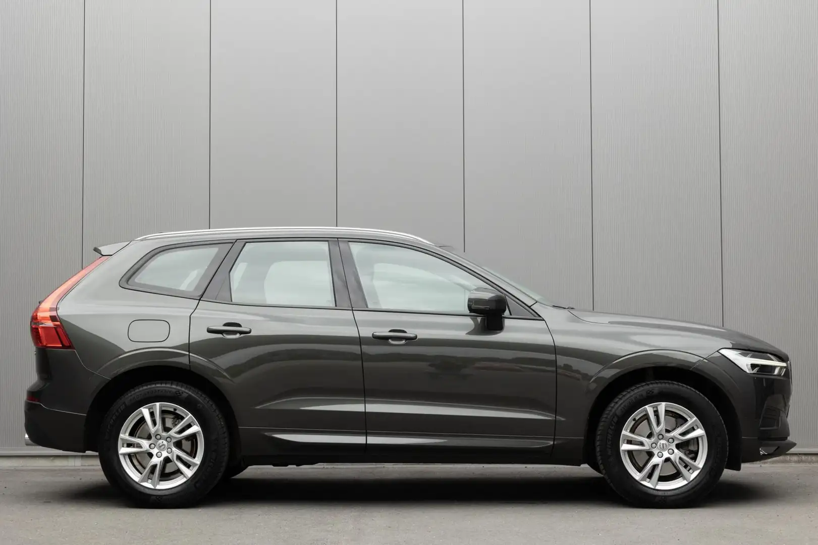 Volvo XC60 2.0 T5 Momentum Pro |DAB+|Leder|Car Play| Grijs - 1