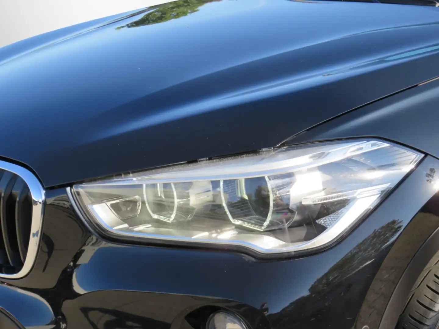 BMW X1 sDrive 18 d Advantage Navi LED Mehrzonenklima Fond Noir - 2
