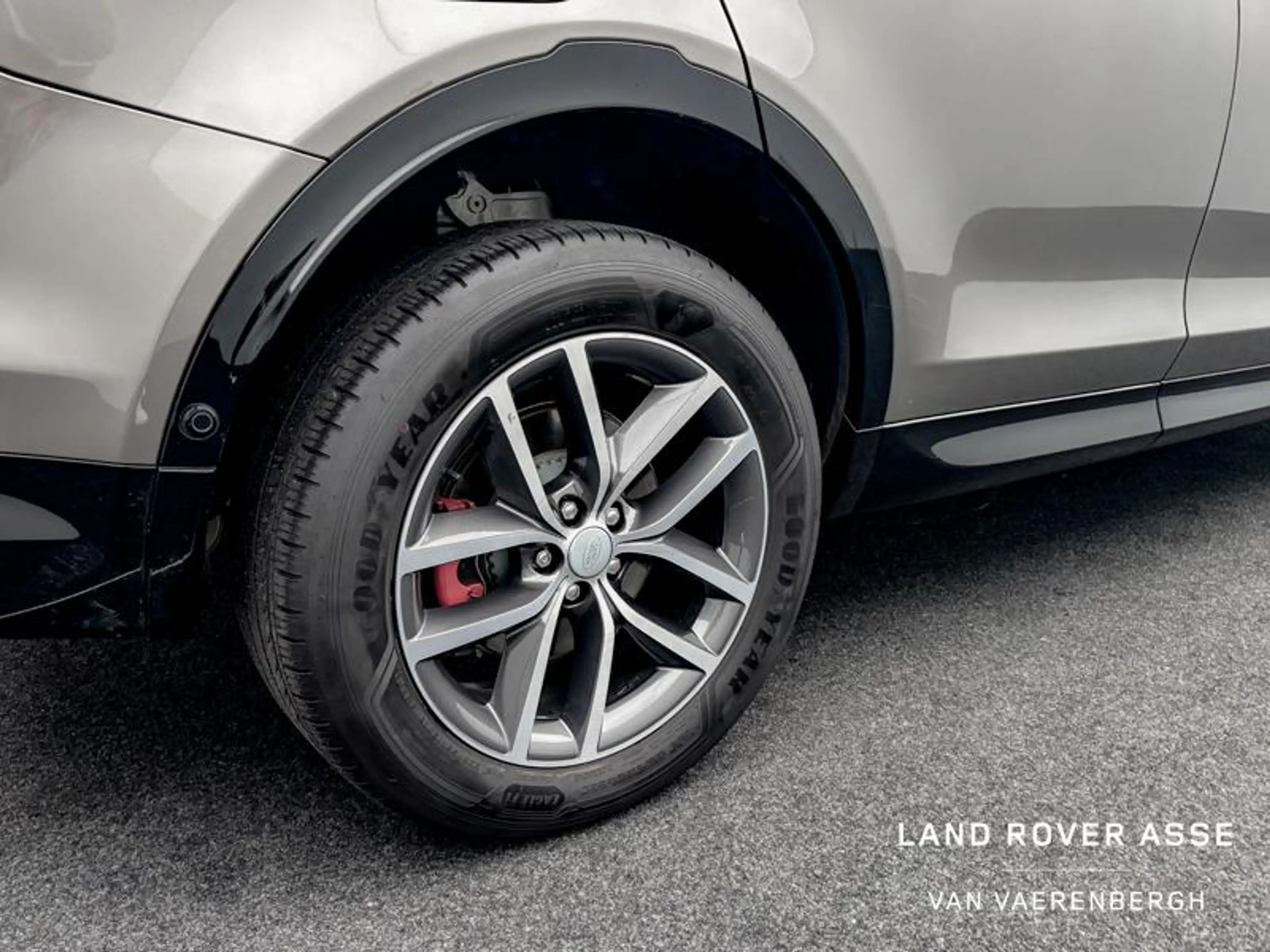 Land Rover Discovery Sport P300e Dynamic SE AWD — photo 9
