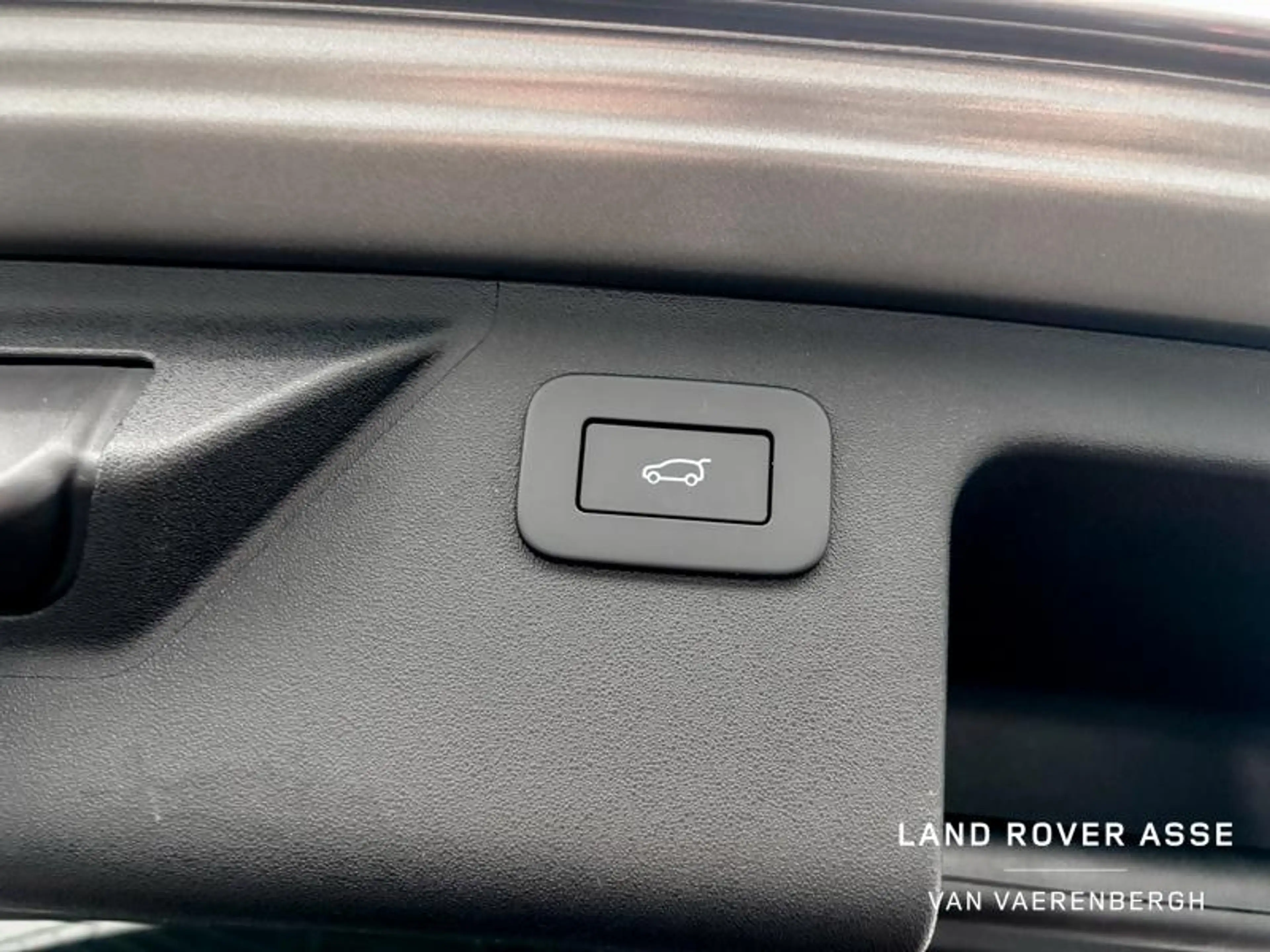 Land Rover Discovery Sport P300e Dynamic SE AWD — photo 13