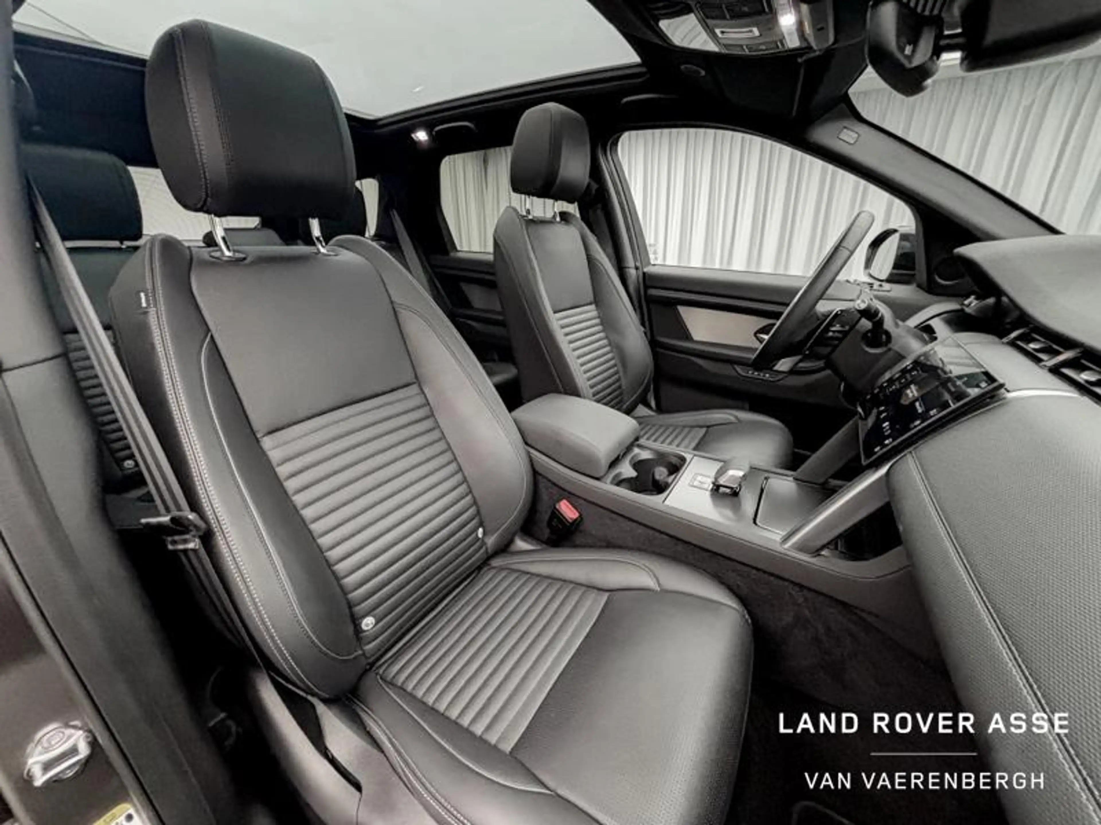 Land Rover Discovery Sport P300e Dynamic SE AWD — photo 3