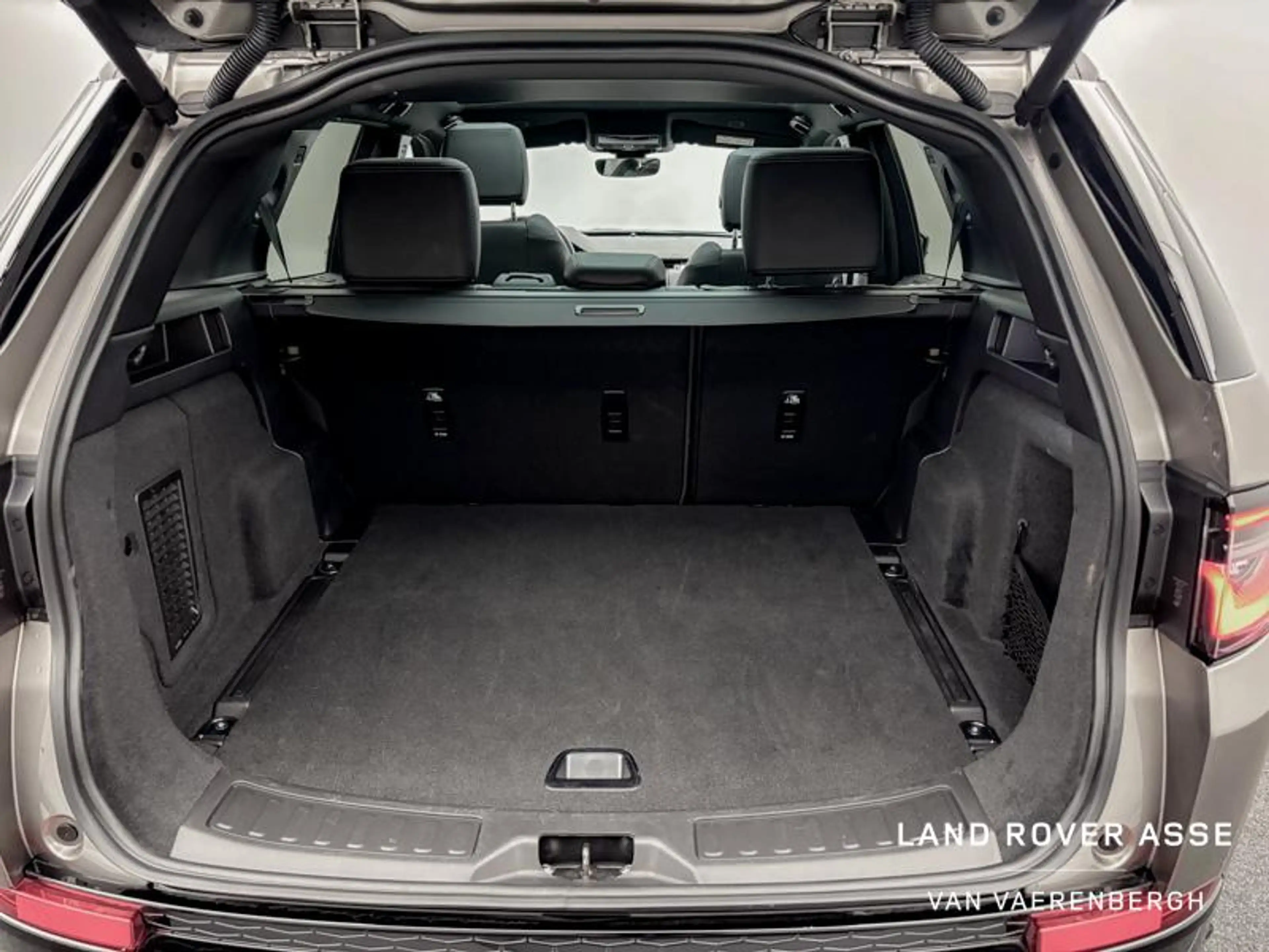 Land Rover Discovery Sport P300e Dynamic SE AWD — photo 12