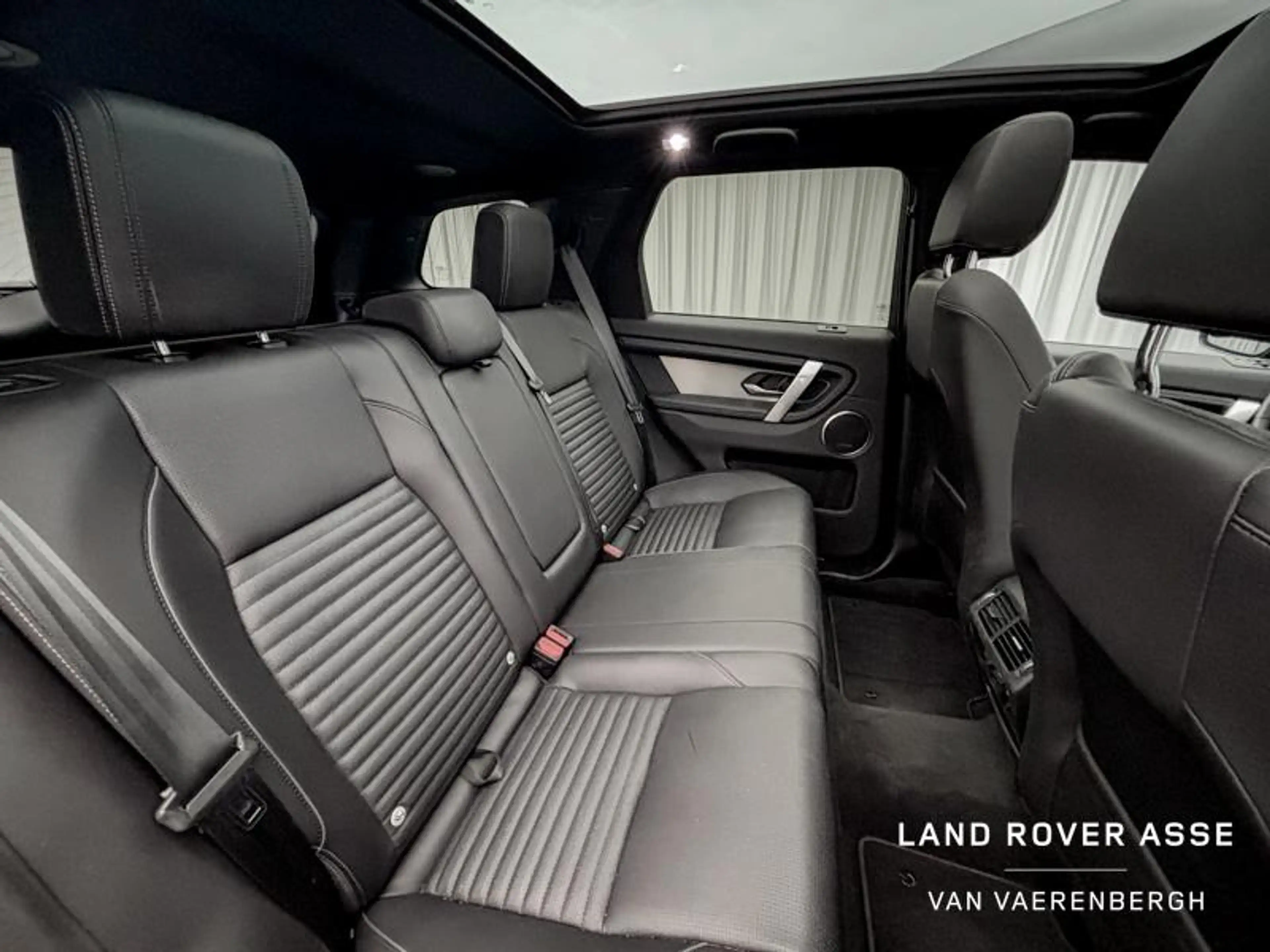 Land Rover Discovery Sport P300e Dynamic SE AWD — photo 4