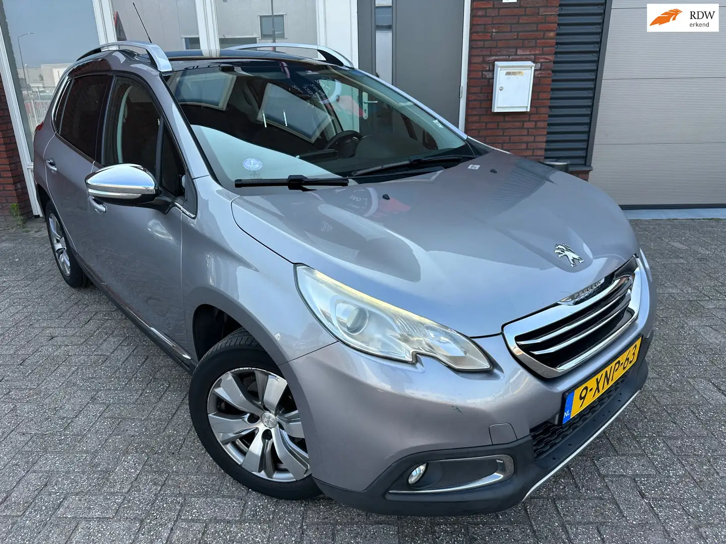 Peugeot 2008 1.2 VTi Allure Pack Premium Plus / Pano / Leder / Šedá - 1