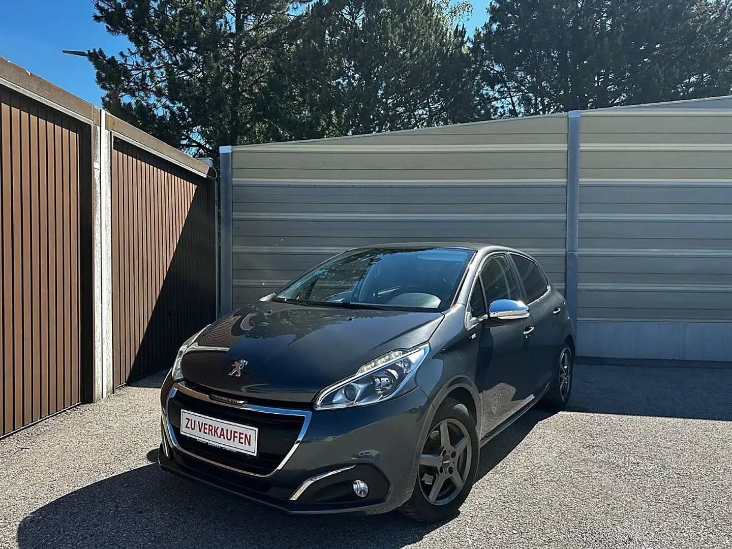 Peugeot 208 Style 1,2 PureTech 82 Grau - 1
