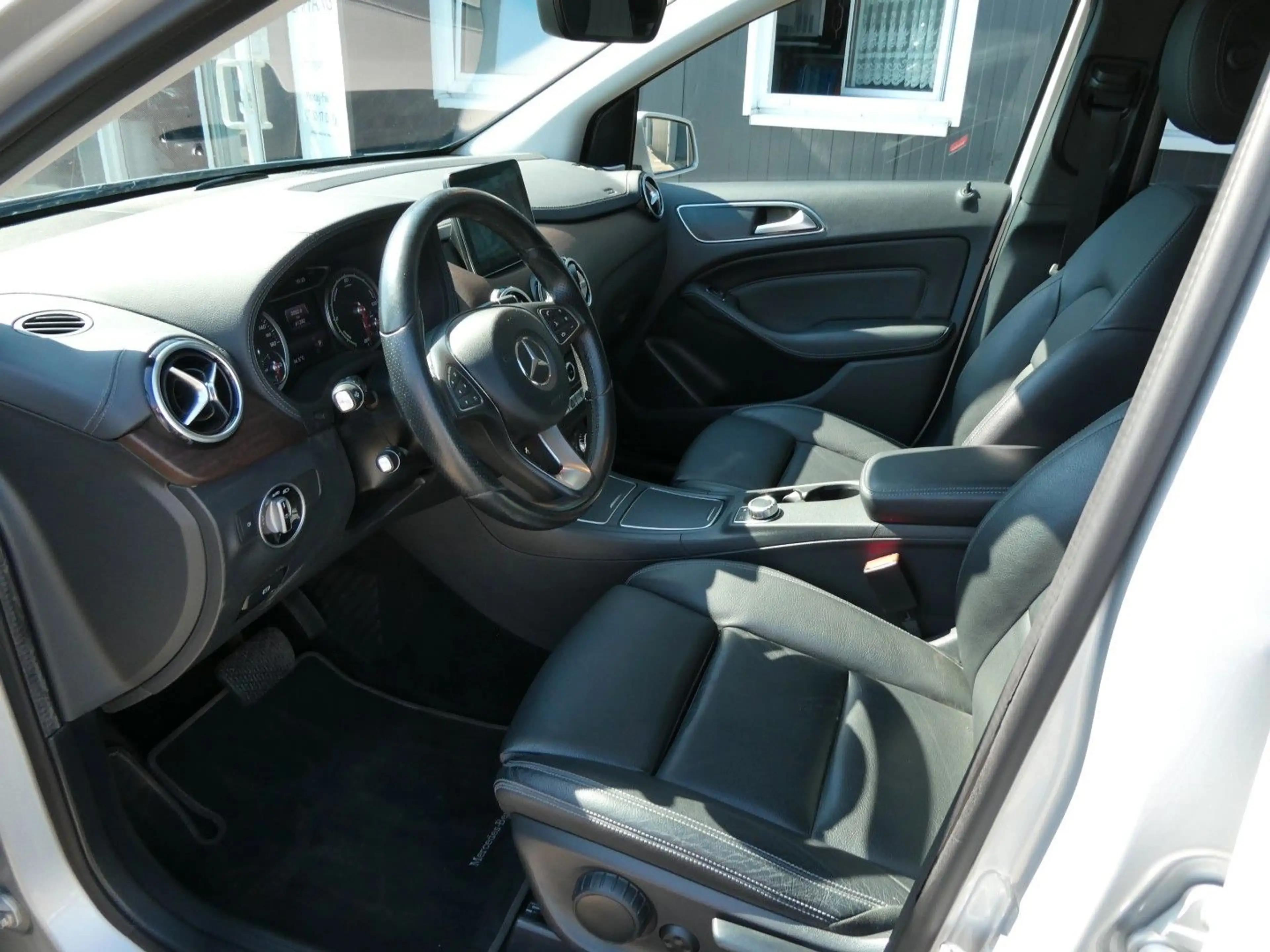 Mercedes-Benz B 250 B B 250 eDrive — photo 5