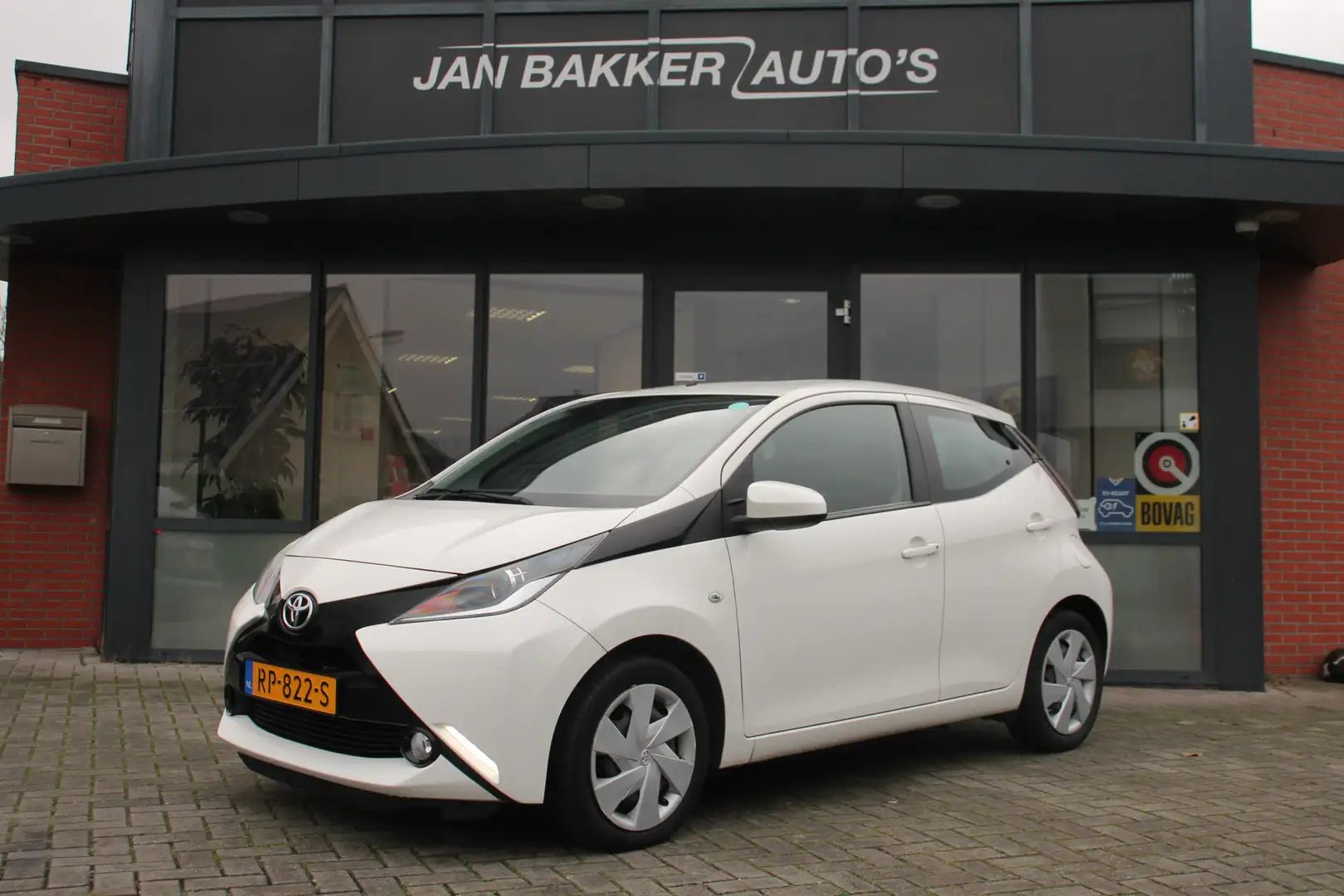 Toyota Aygo 1.0 VVT-i x-play ✅ Navigatie ✅ camera ✅ Bluetooth Blanco - 1