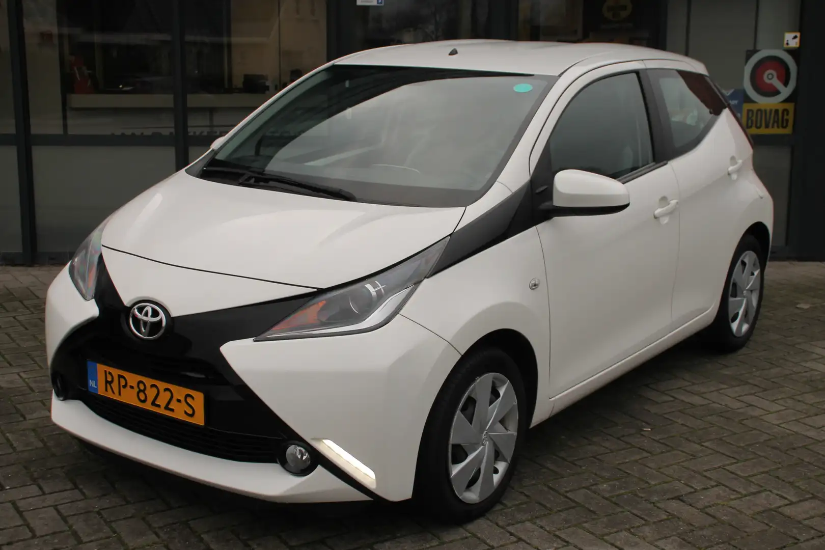 Toyota Aygo 1.0 VVT-i x-play ✅ Navigatie ✅ camera ✅ Bluetooth Blanco - 2