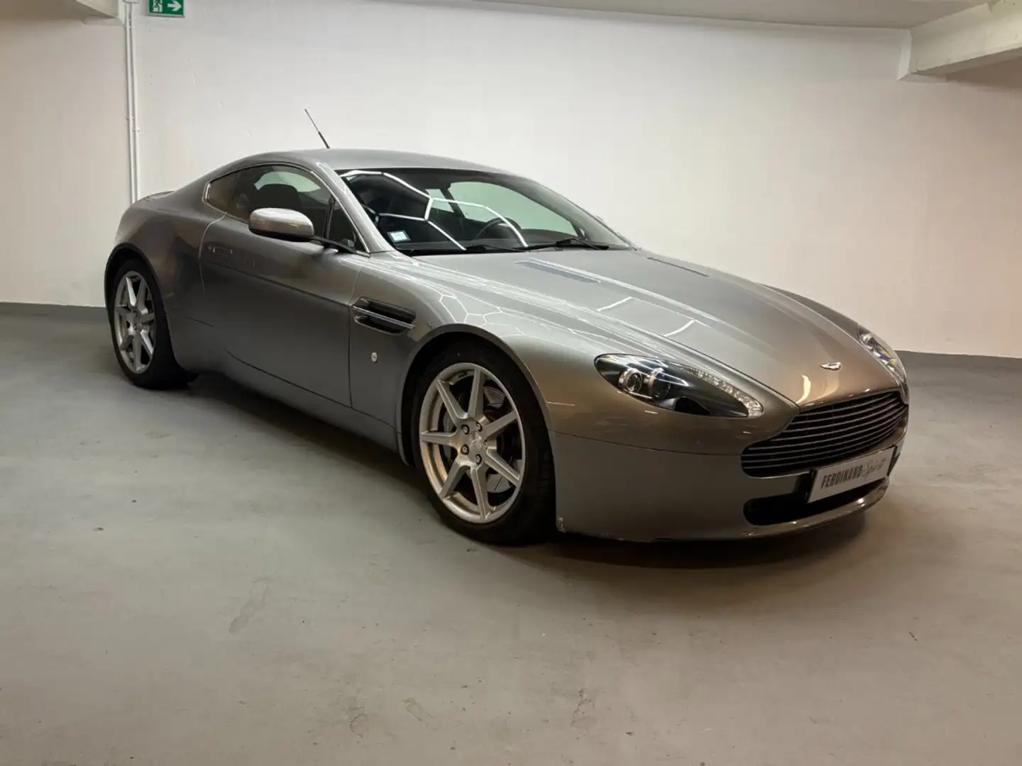 Aston Martin V8 4.3 - 1