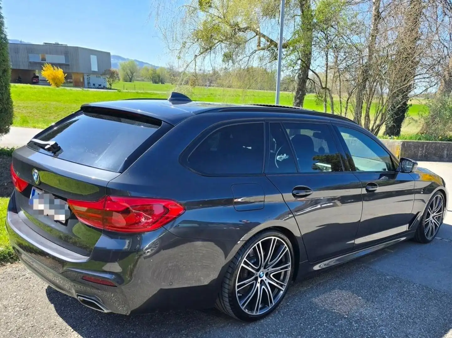 BMW 530 530d xDrive Touring Aut. Schwarz - 1