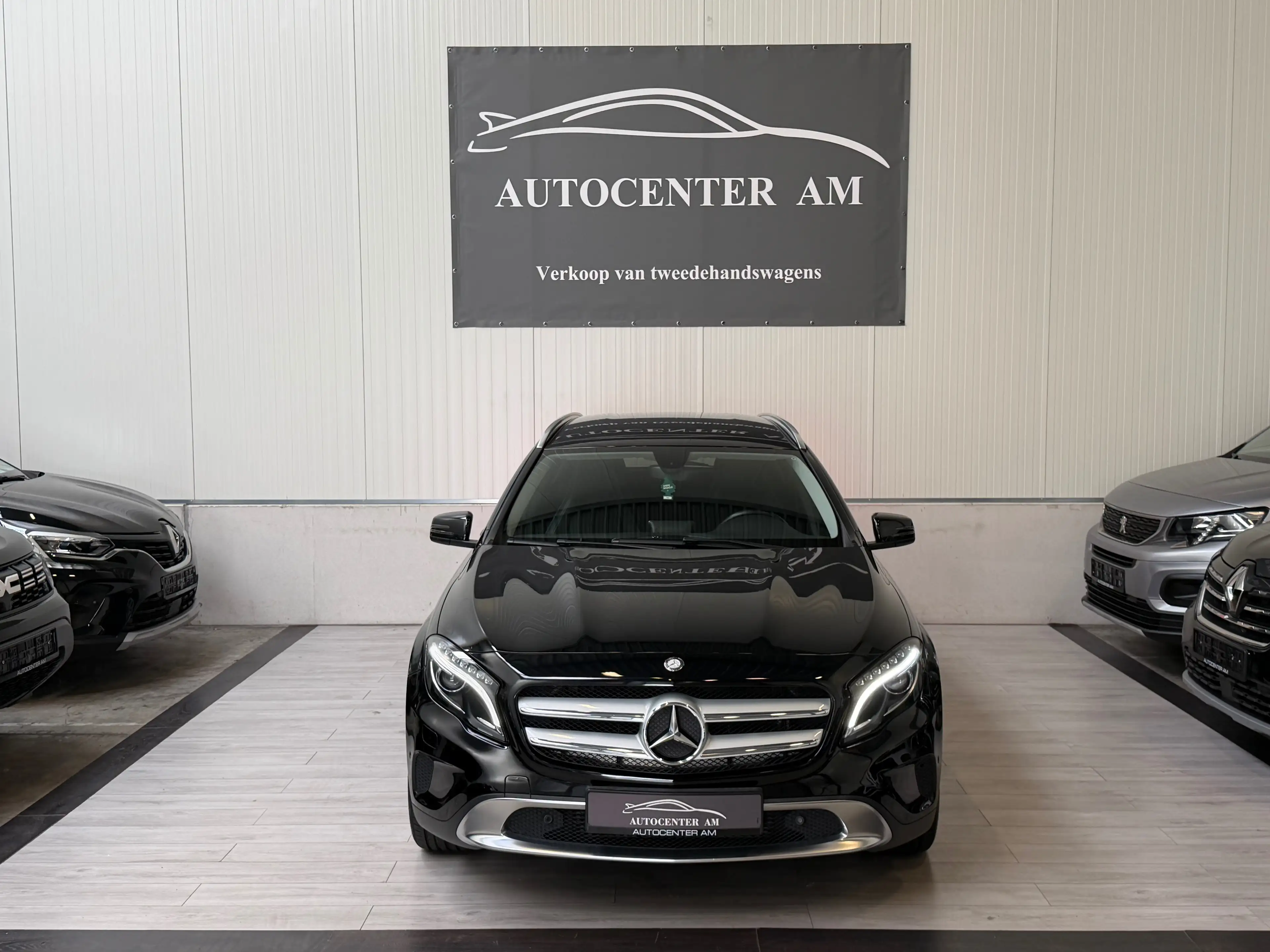 Mercedes-Benz GLA 180 GLA 180 1.6i LED* Navi* Leder — photo 2