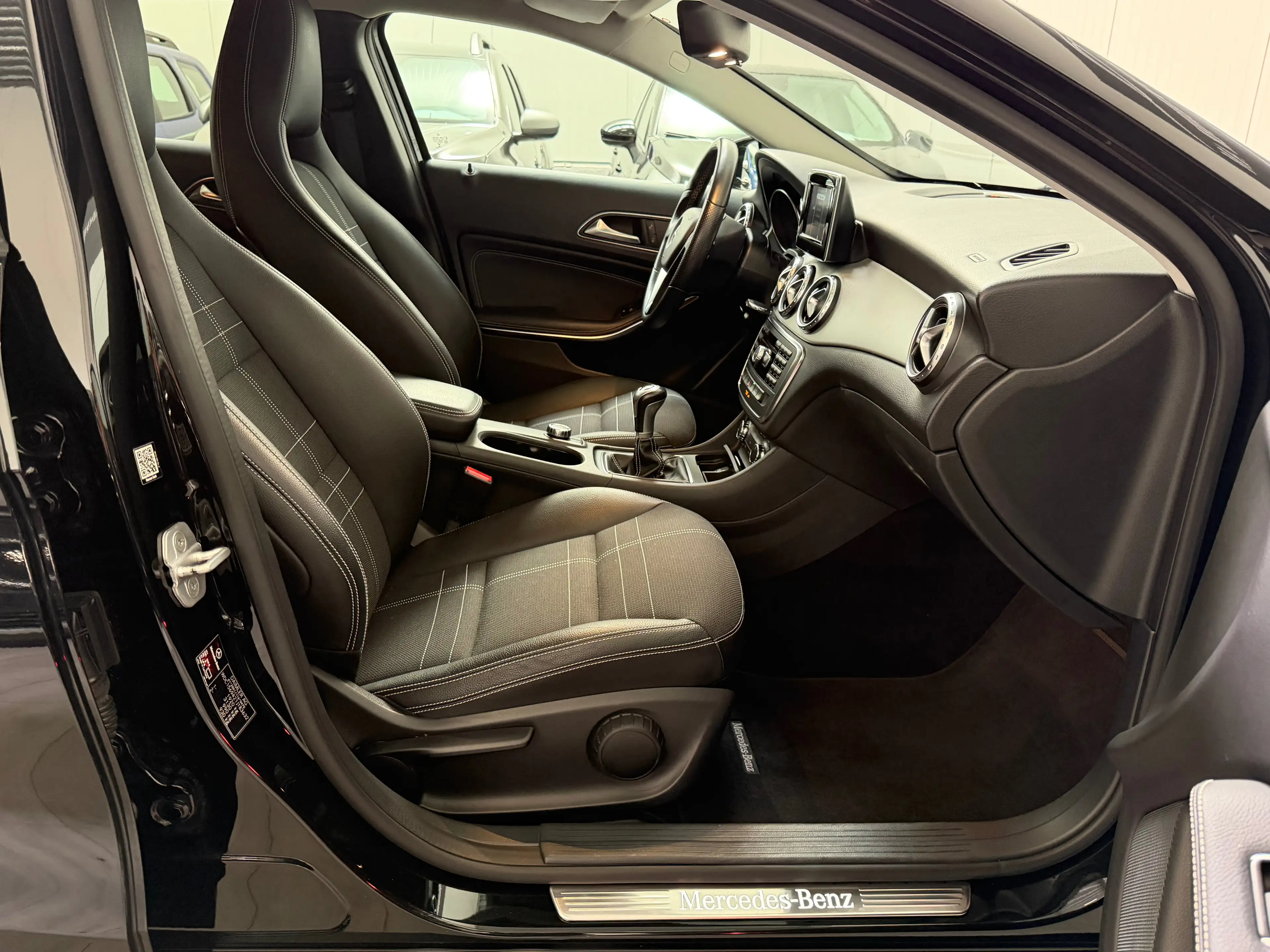 Mercedes-Benz GLA 180 GLA 180 1.6i LED* Navi* Leder — photo 13