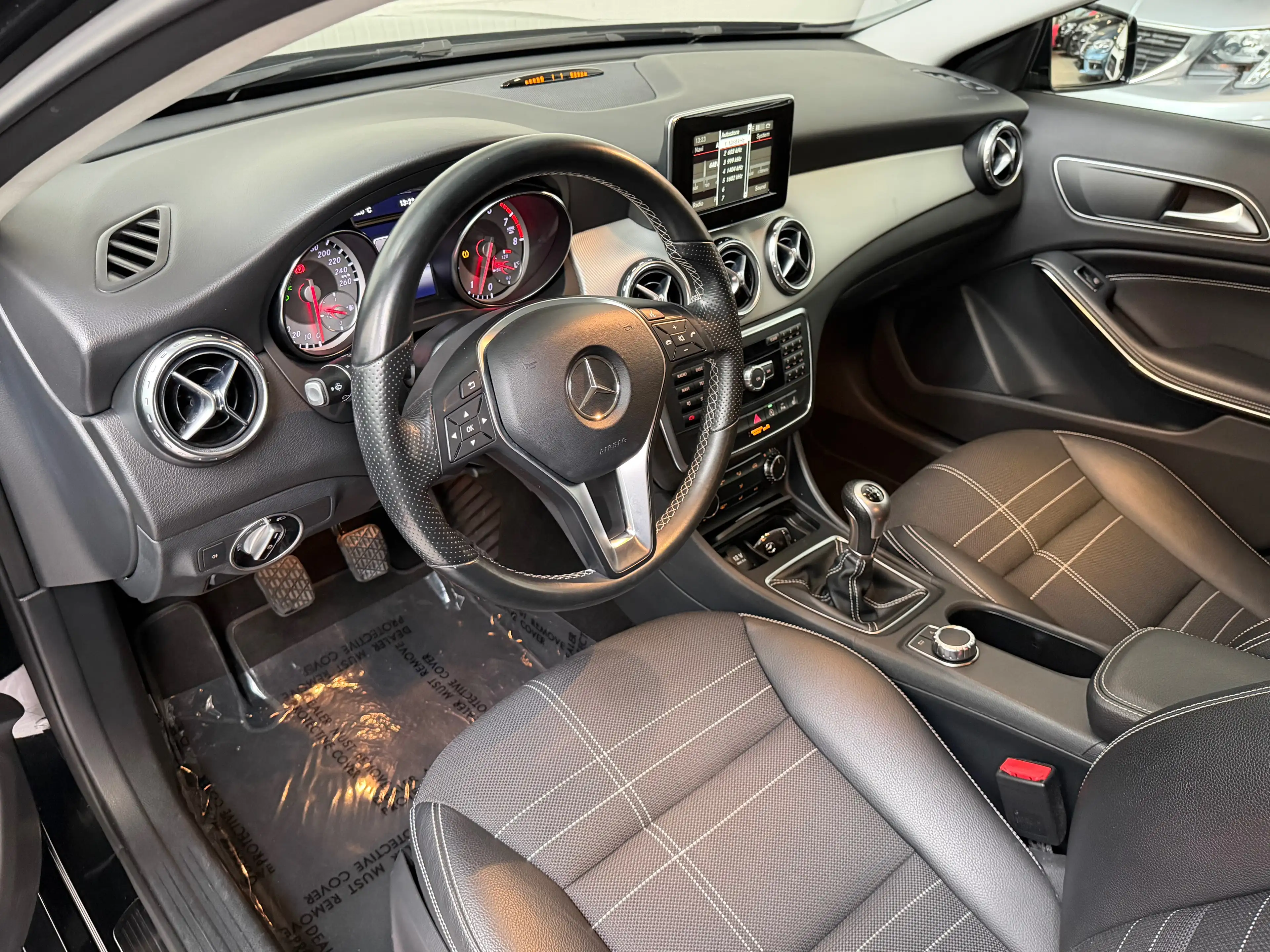 Mercedes-Benz GLA 180 GLA 180 1.6i LED* Navi* Leder — photo 14