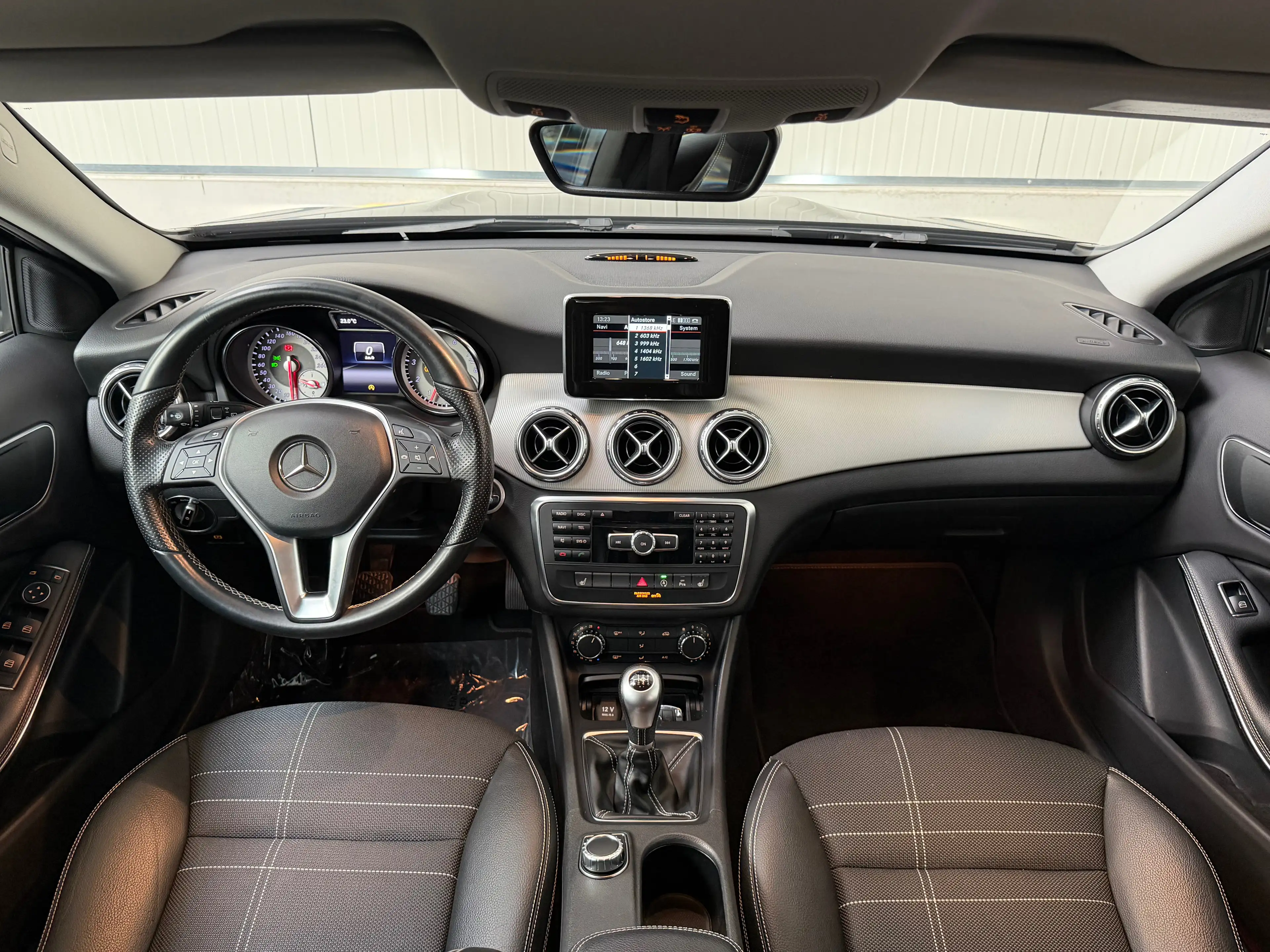 Mercedes-Benz GLA 180 GLA 180 1.6i LED* Navi* Leder — photo 11
