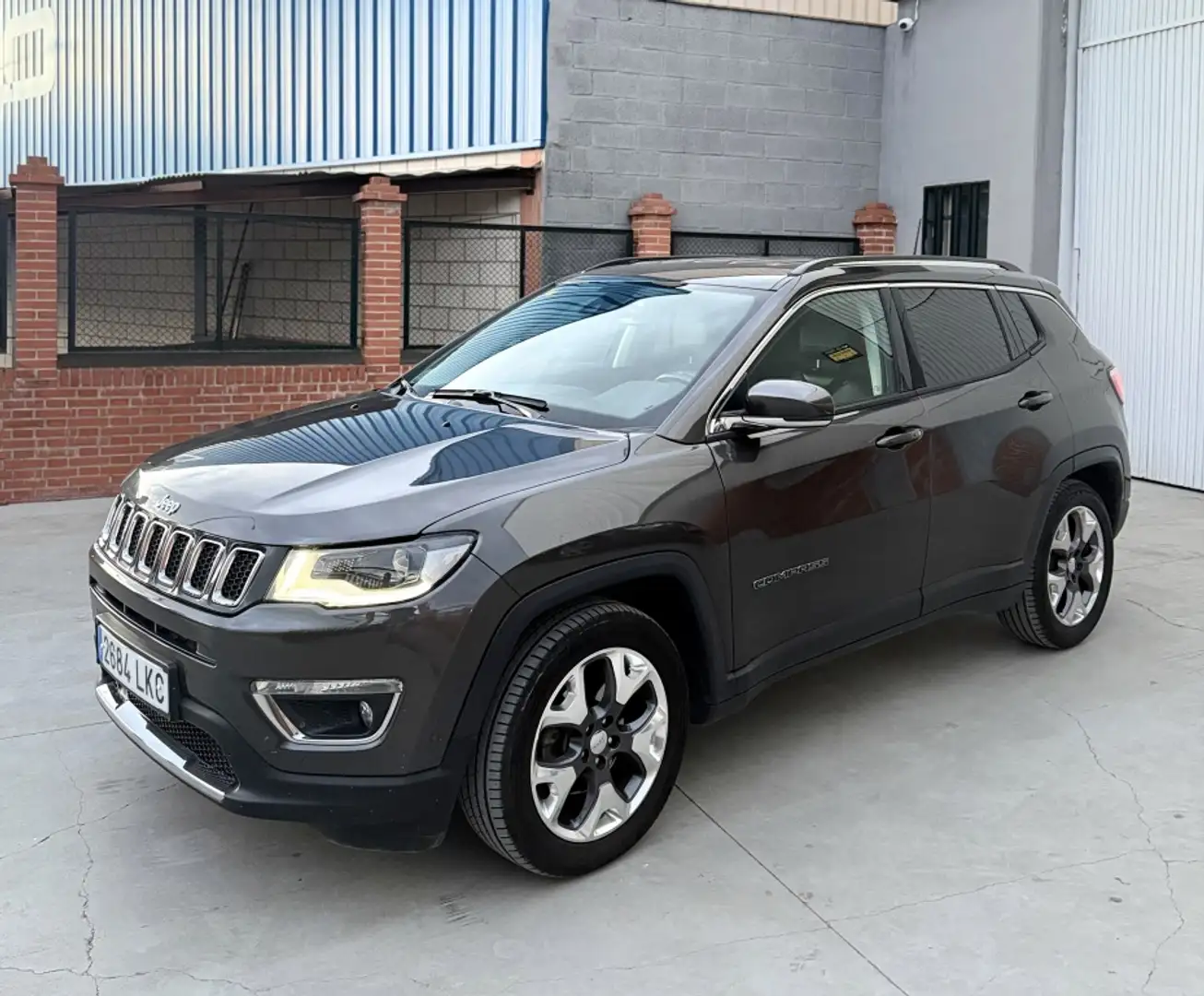 Jeep Compass 2.0 Mjt Limited AWD ATX Aut. 103kW Hnědá - 1