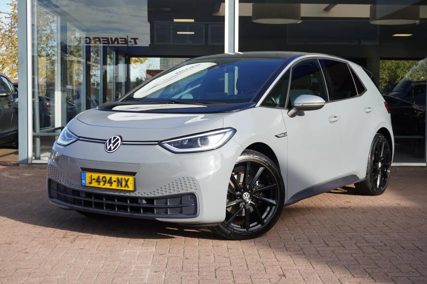 Volkswagen ID.3 First Plus 58 kWh Automaat | Navigatie | Vol optie Grijs - 1
