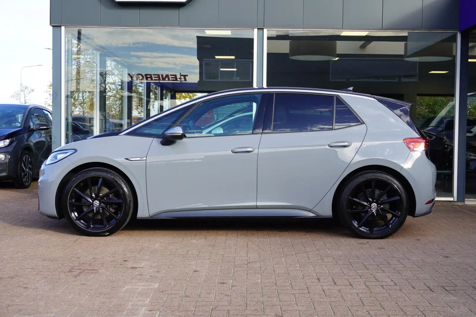 Volkswagen ID.3 First Plus 58 kWh Automaat | Navigatie | Vol optie Grijs - 2