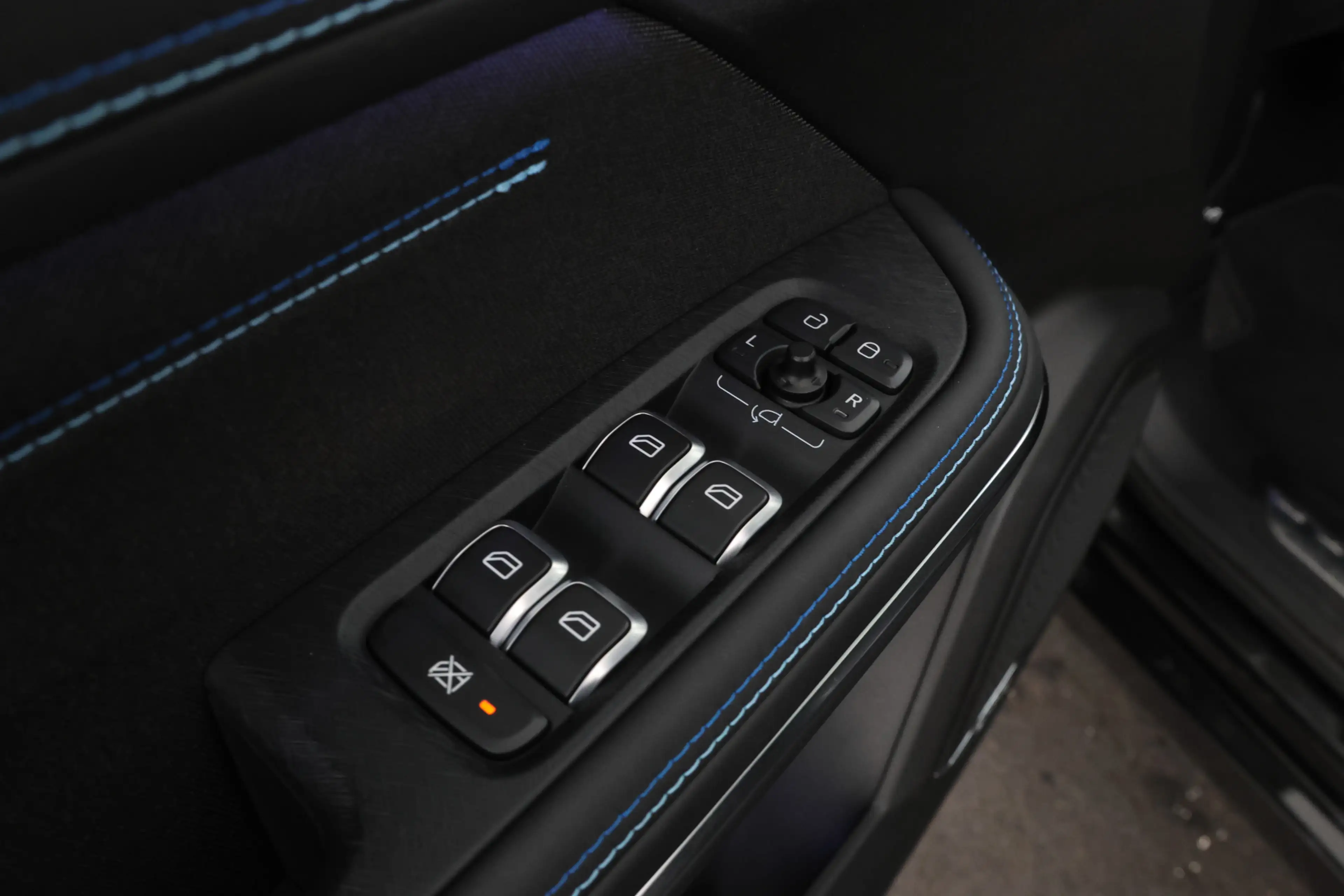 Lynk & Co 01 1.5 Panorama, Apple carplay, Zwarte hemel! — photo 15