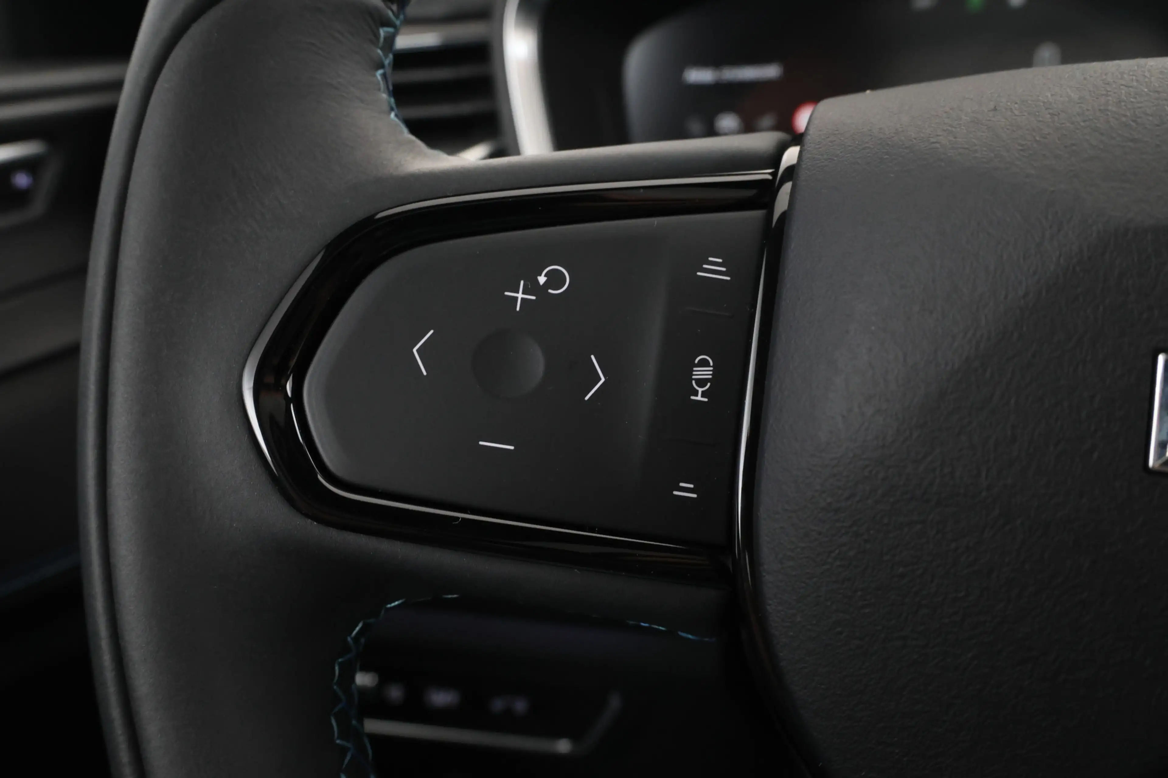 Lynk & Co 01 1.5 Panorama, Apple carplay, Zwarte hemel! — photo 22