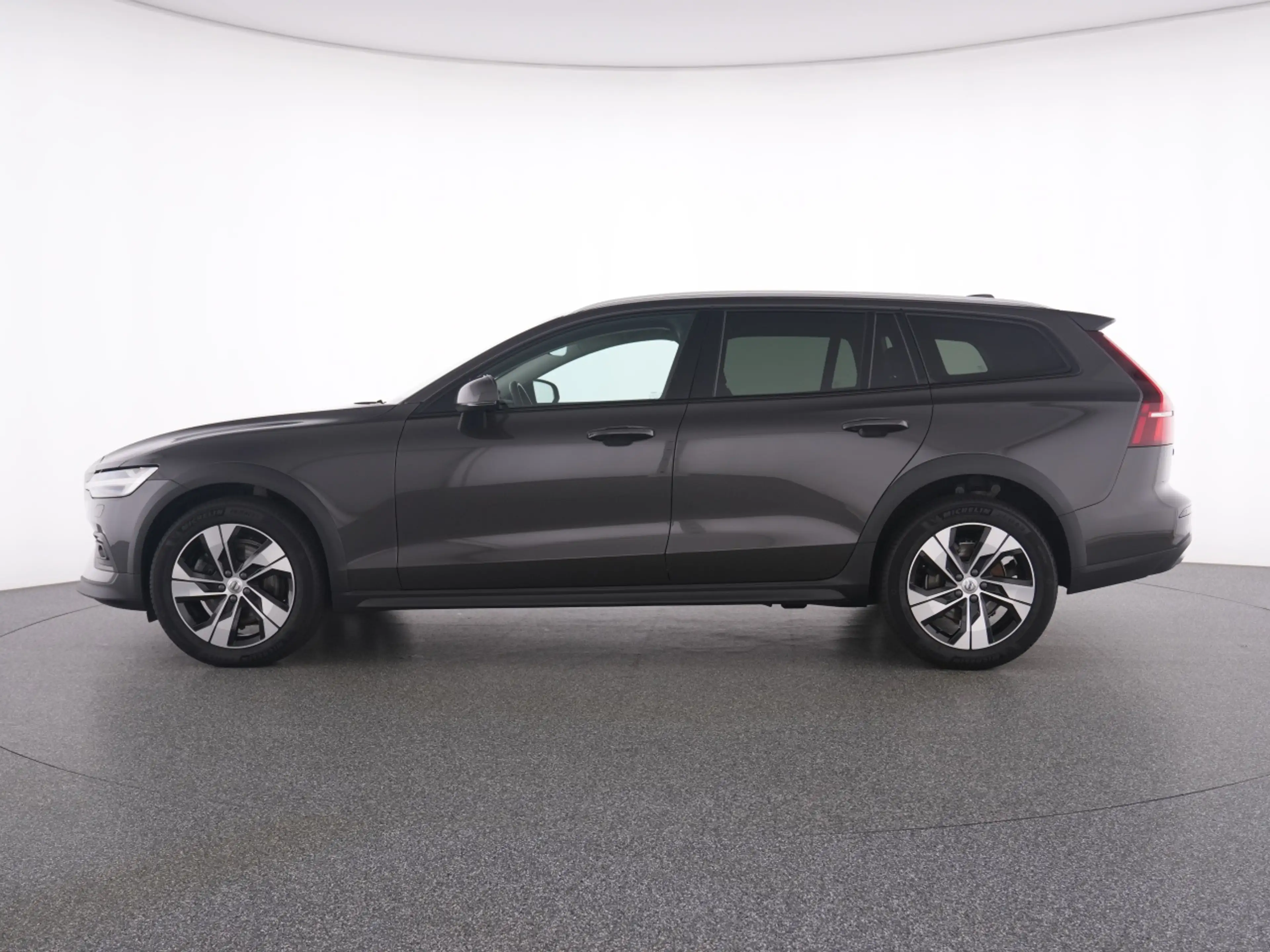 Volvo V60 Cross Country B4 AWD Plus+LICHTPAK+LM18+ — photo 11