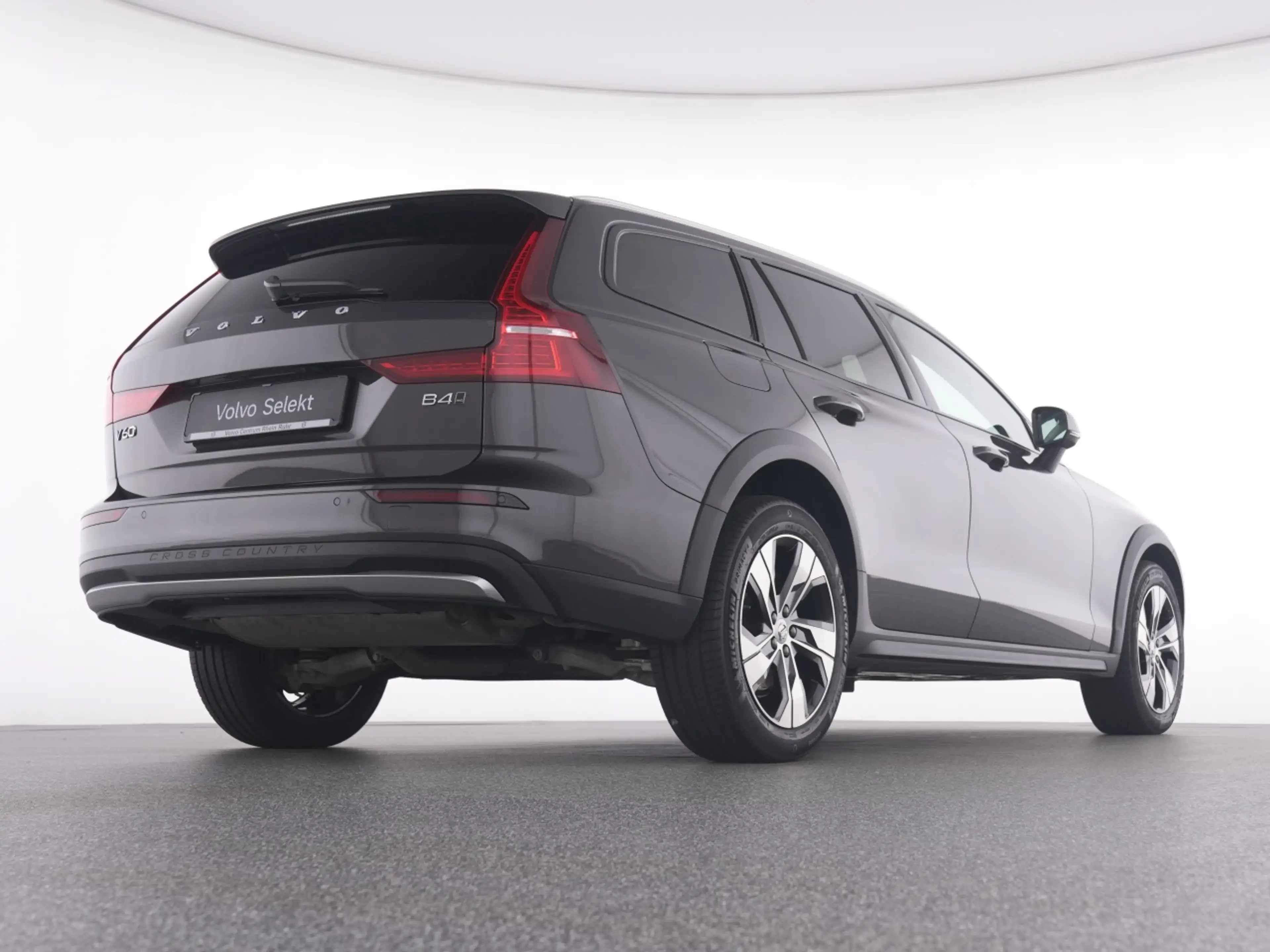 Volvo V60 Cross Country B4 AWD Plus+LICHTPAK+LM18+ — photo 8