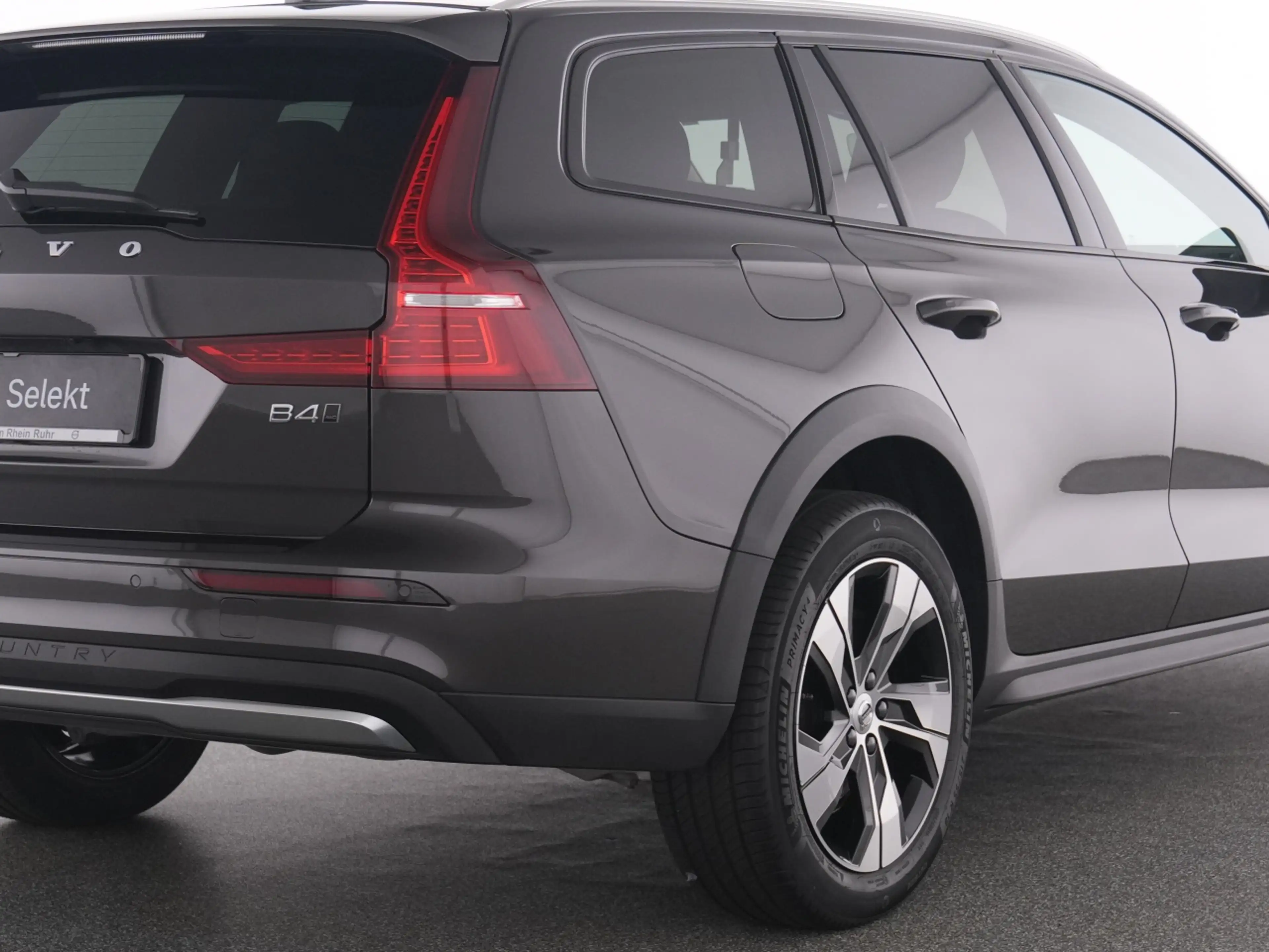 Volvo V60 Cross Country B4 AWD Plus+LICHTPAK+LM18+ — photo 10