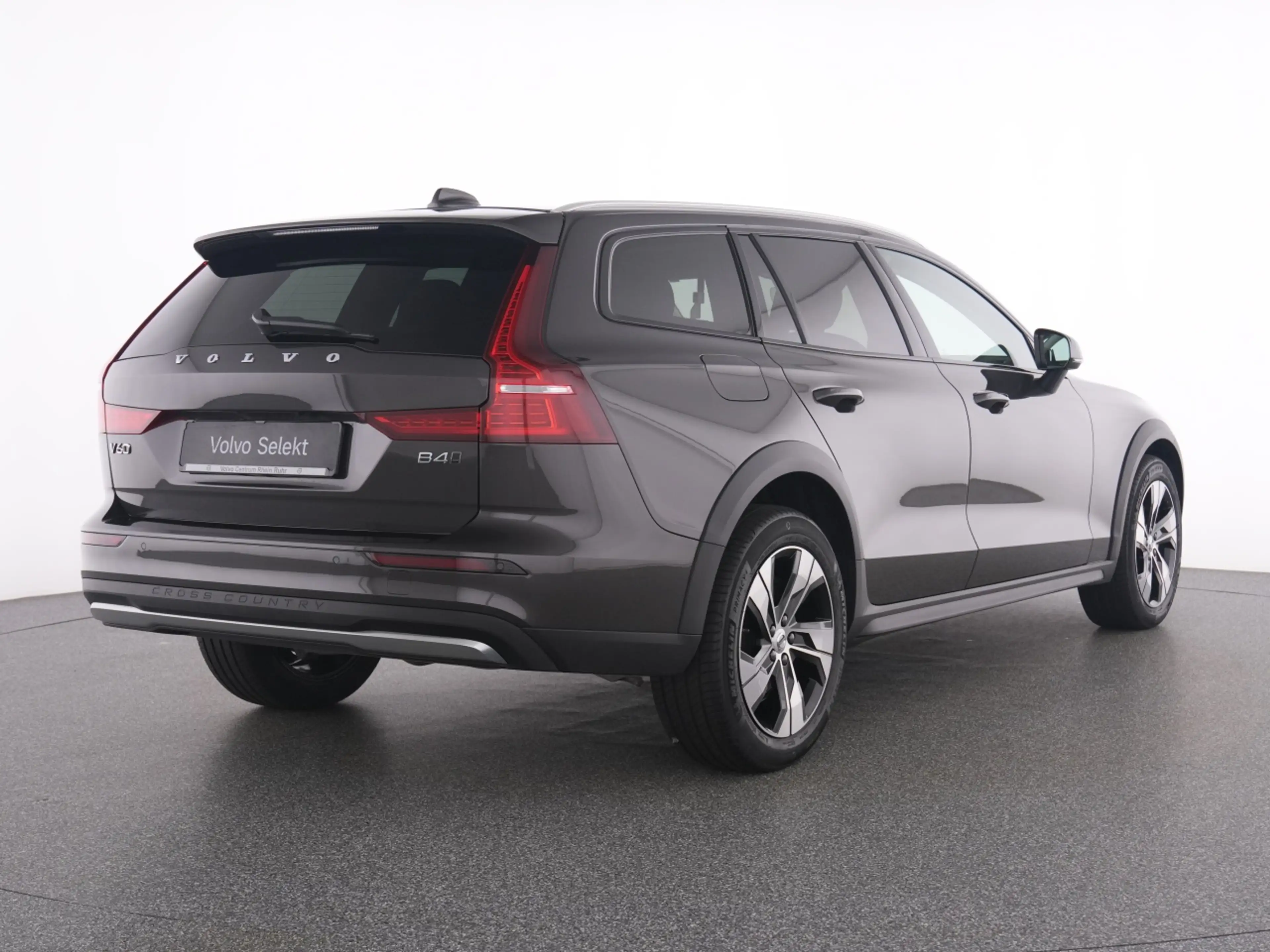 Volvo V60 Cross Country B4 AWD Plus+LICHTPAK+LM18+ — photo 3