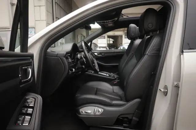 Porsche Macan view 18
