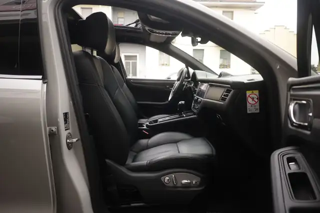 Porsche Macan view 12