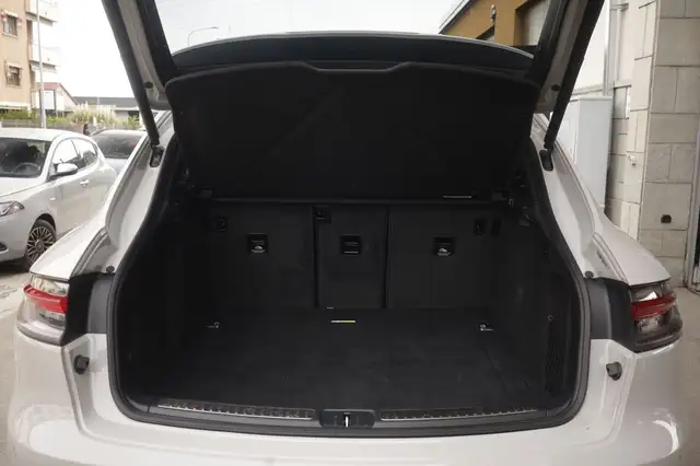 Porsche Macan view 19